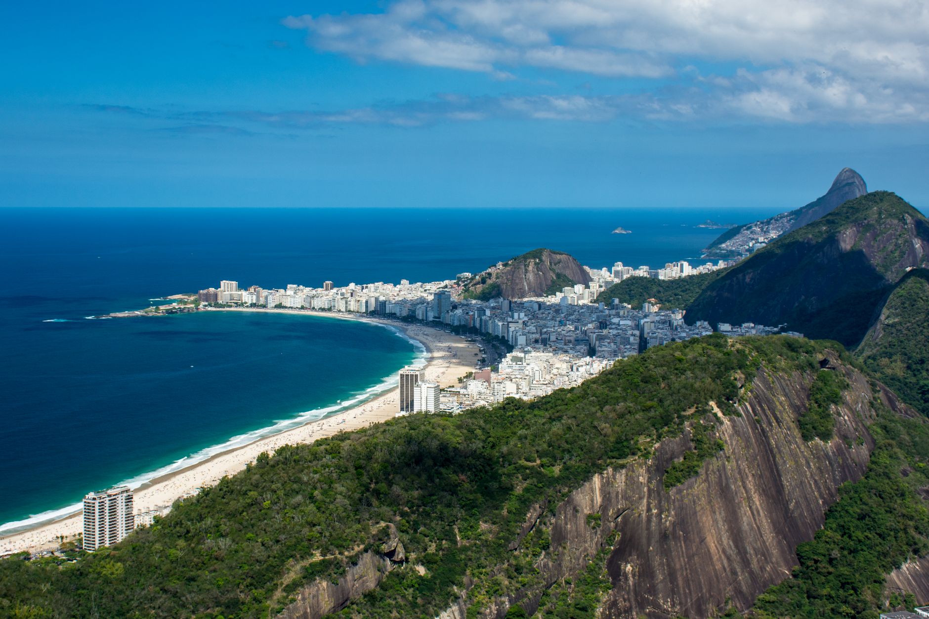 Panoramatický pohled na zátoku Rio de Janeiro s horou Cukrová homole a Atlantikem