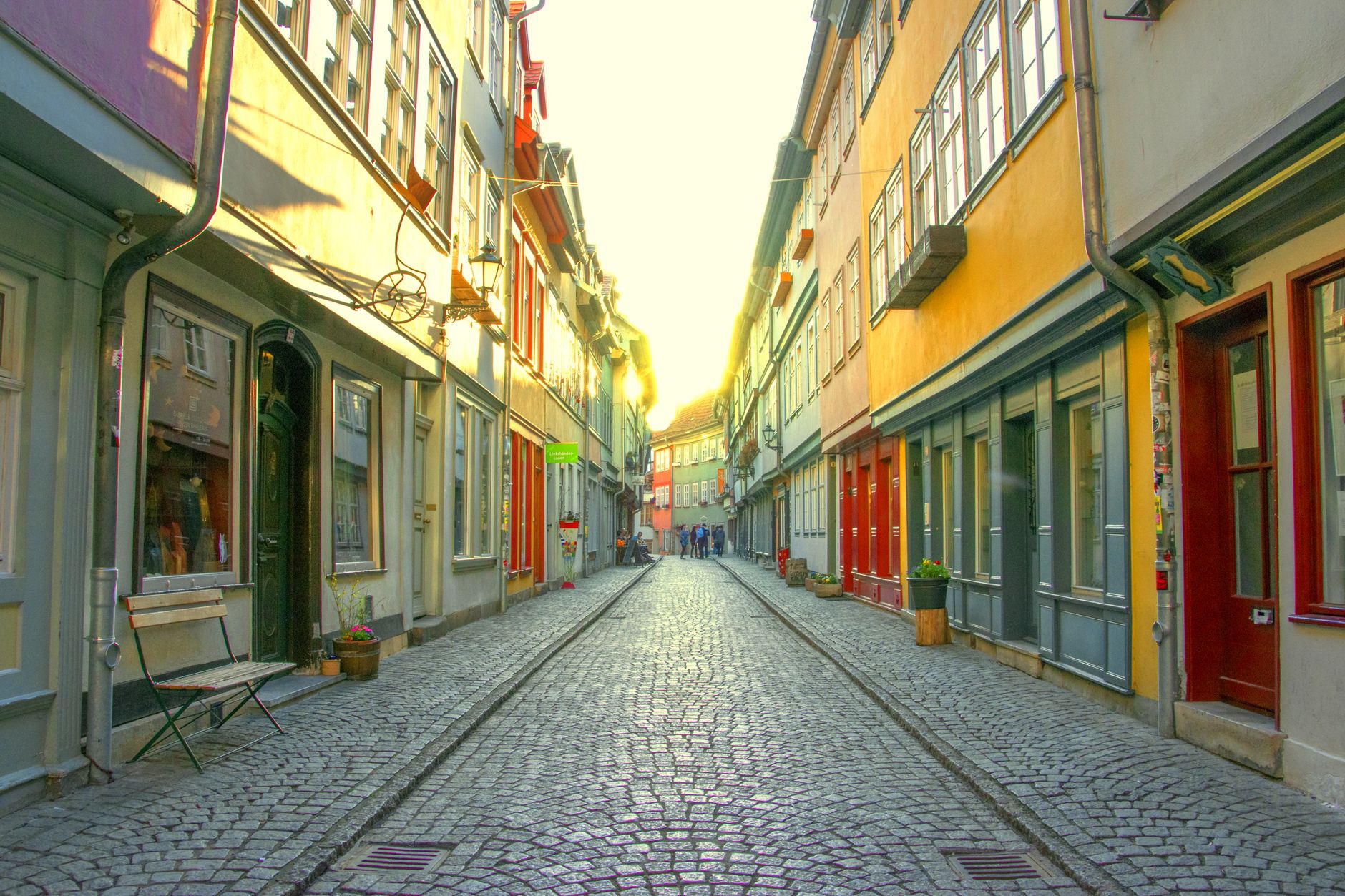Cihlová expresionistická ulička Böttcherstraße v Brémách se zdobenými fasádami