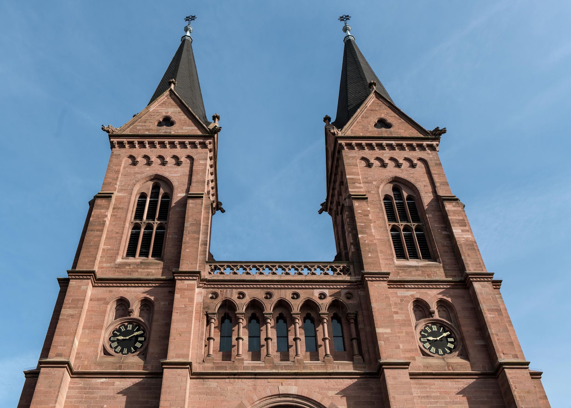 Promenáda Schlachte podél řeky Vezery v Brémách s historickou plachetnicí