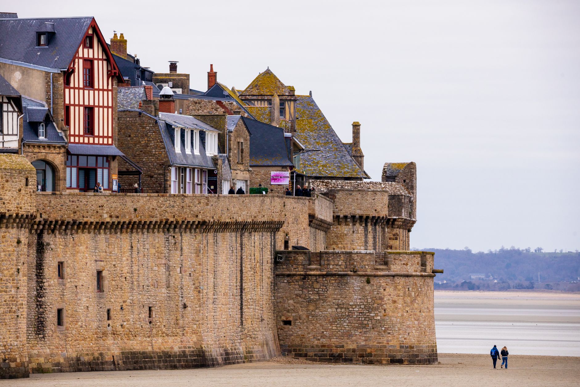 Žulové hradby přímořského města Saint-Malo s výhledem na Atlantik