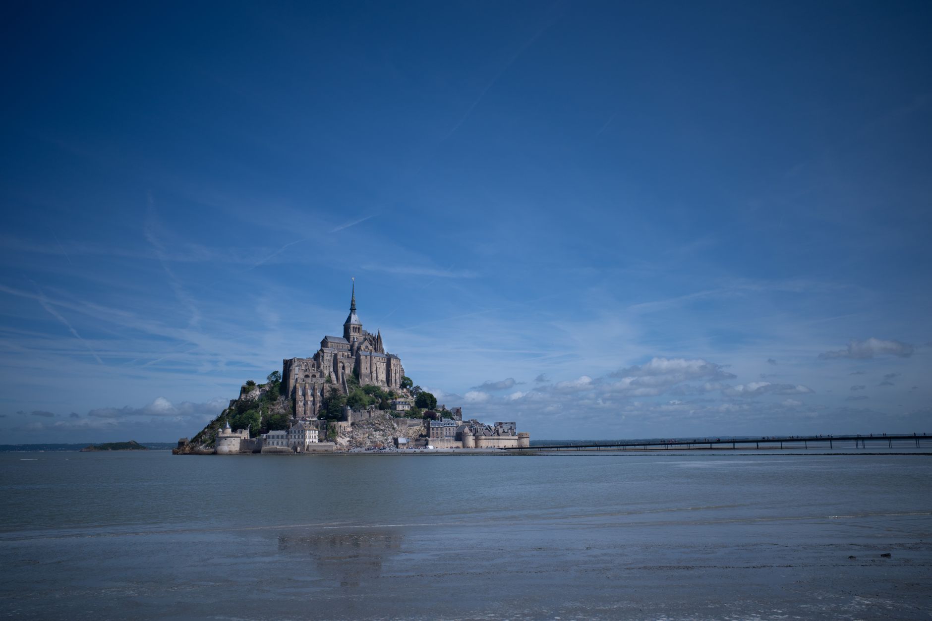 Opatství Mont-Saint-Michel na skalnatém ostrově uprostřed zálivu za přílivu