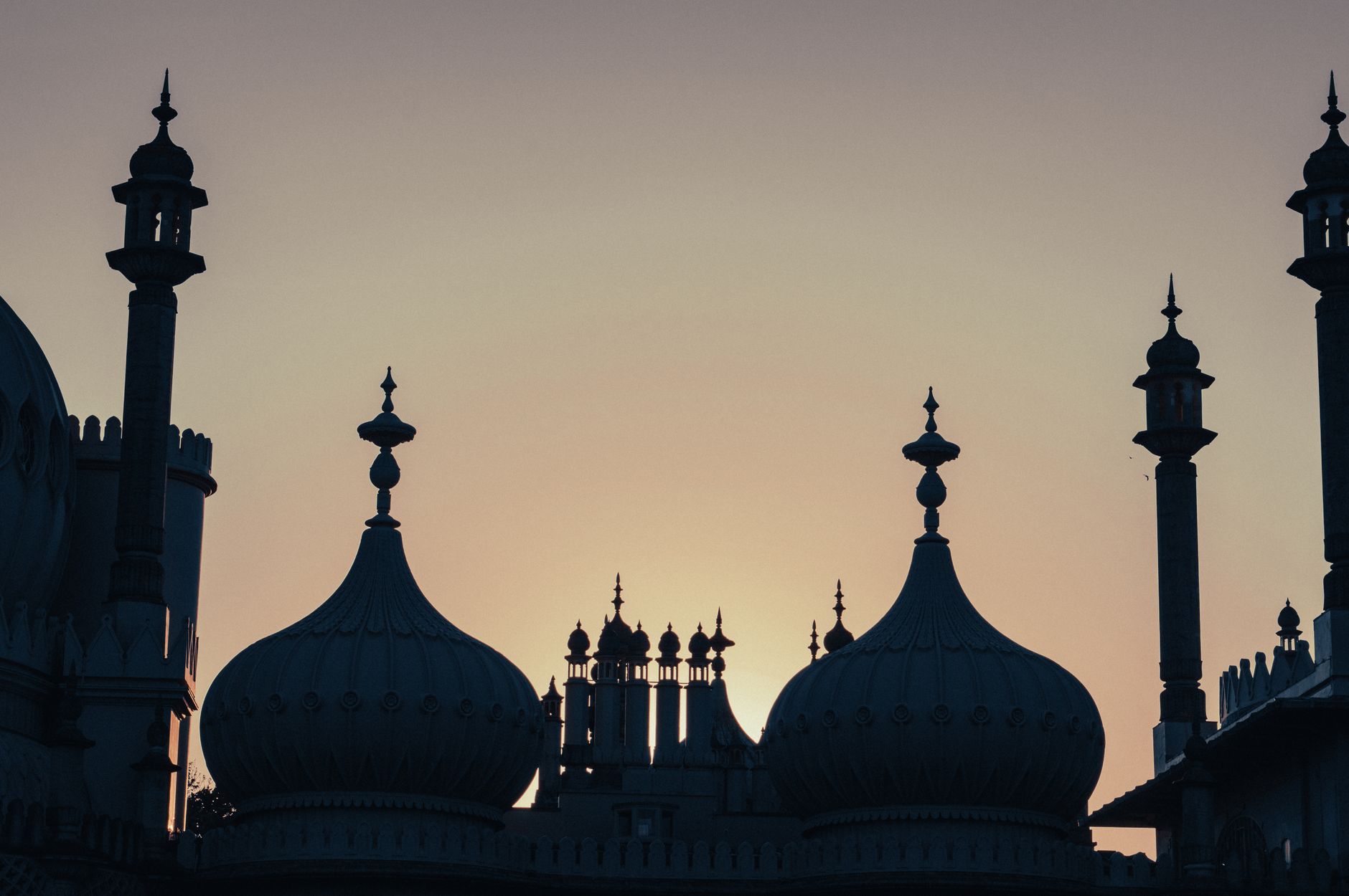 Royal Pavilion v Brightonu s cibulovitými kupolemi a minarety v indickém slohu