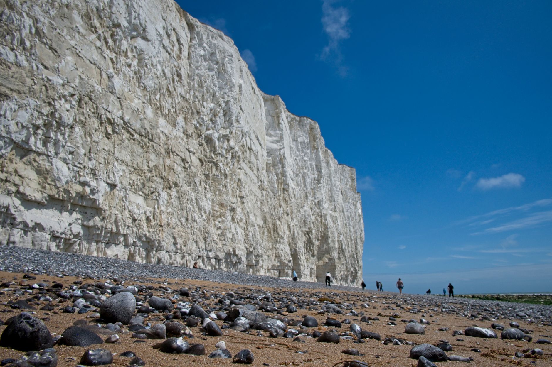 Bílé křídové útesy Seven Sisters u pobřeží nedaleko Brightonu nad mořem