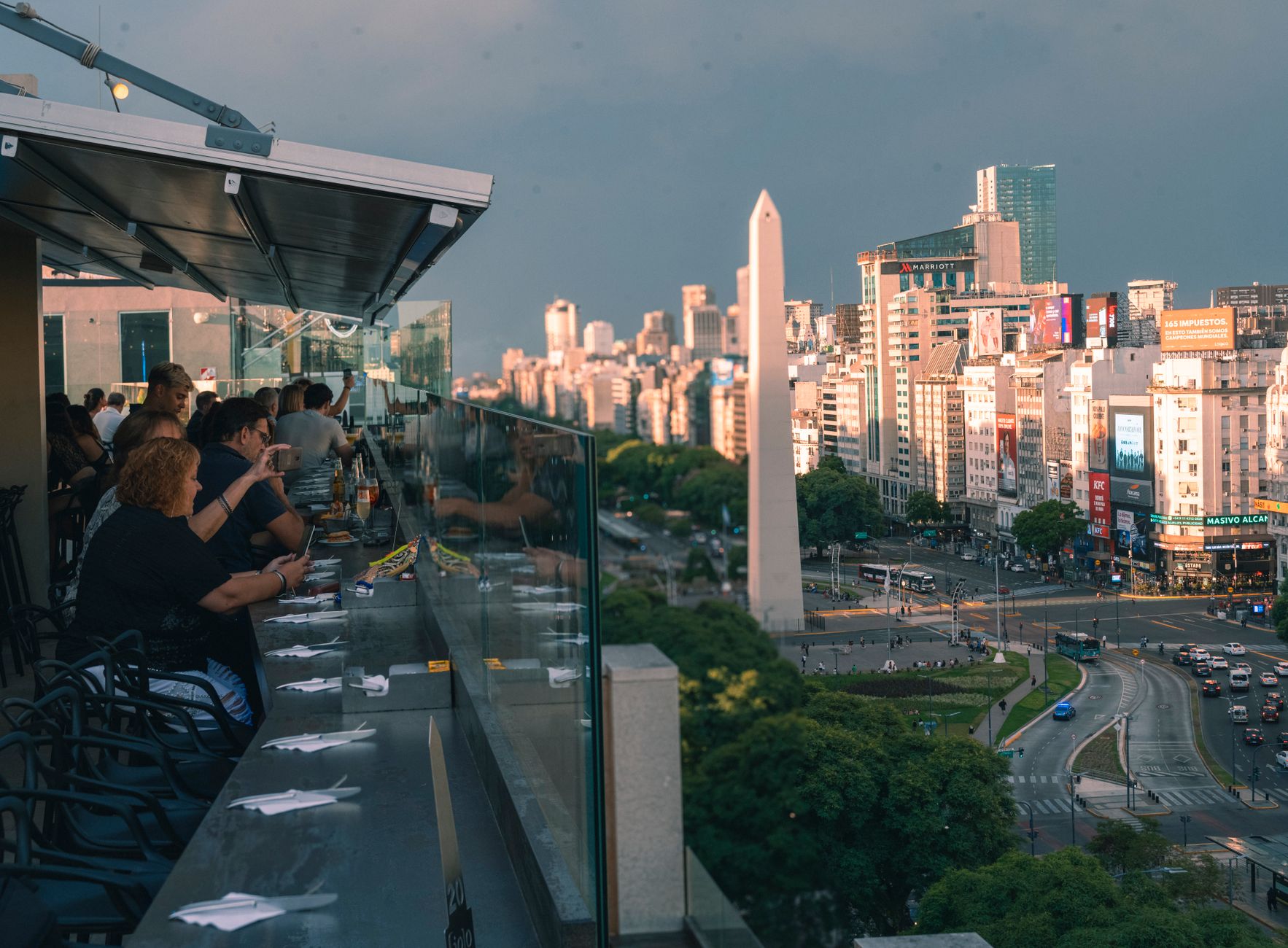 Panorama centra Buenos Aires s obeliskem na třídě 9 de Julio za soumraku