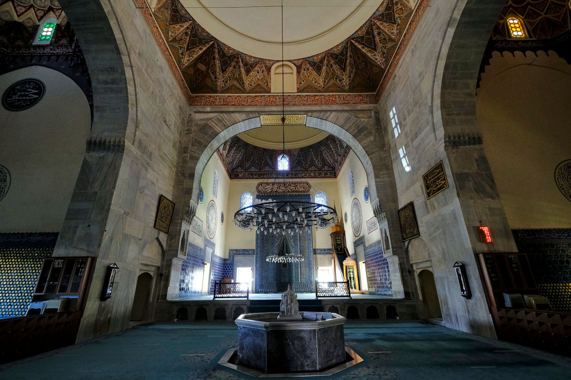 Interiér Velké mešity Ulu Camii v Burse s kupolemi a kaligrafií na stěnách