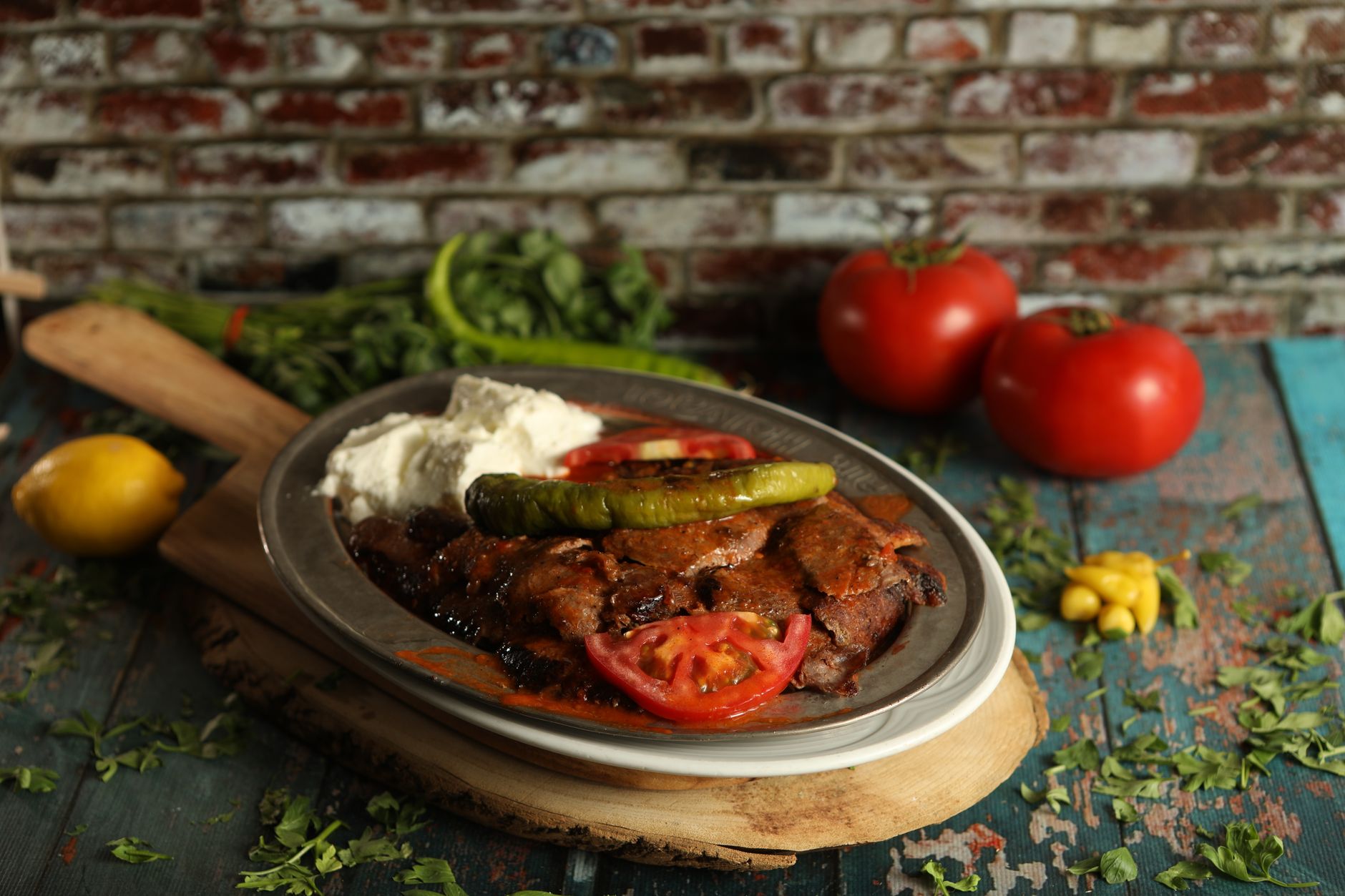 Talíř s tradičním İskender kebabem s rajčatovou omáčkou a jogurtem v Burse