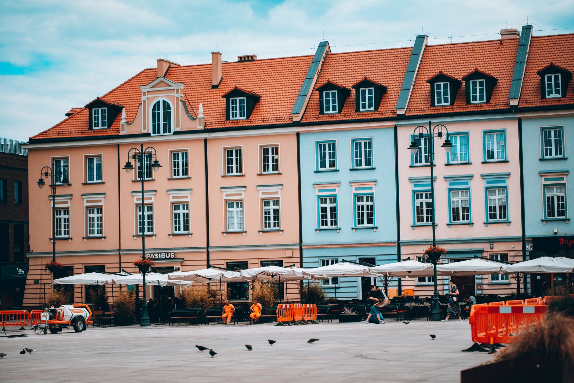 Nábřeží řeky Brdy s budovou opery a procházkovou stezkou v Bydhošti