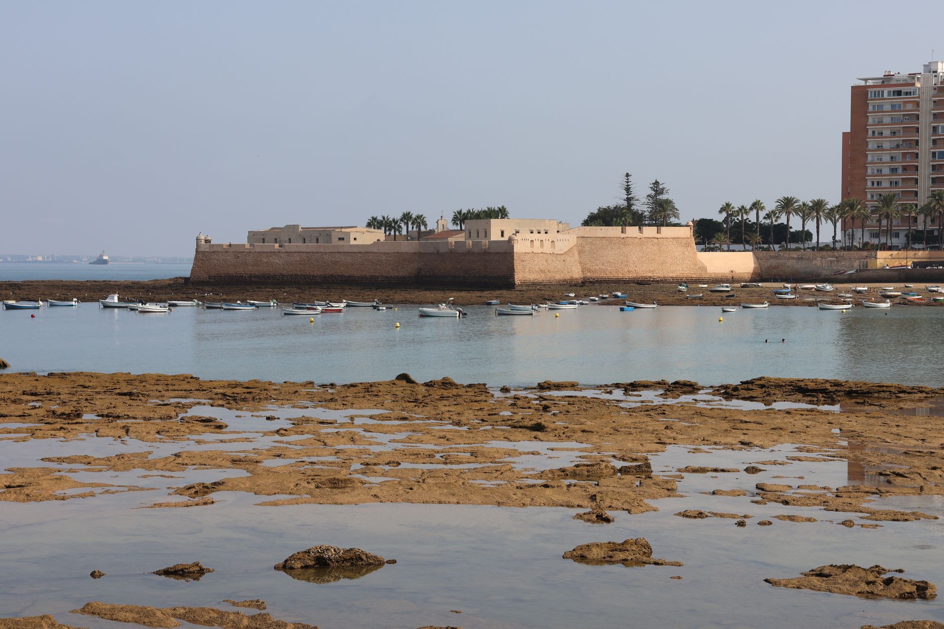 Kamenná pevnost Castillo de San Sebastian spojená hrází s mořem v Cádizu