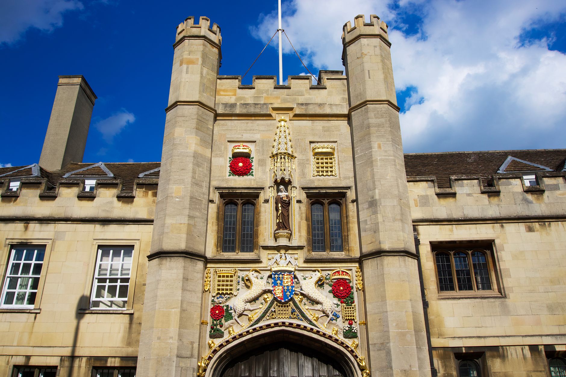 Historické nádvoří koleje Trinity College v Cambridge s kamennou fontánou