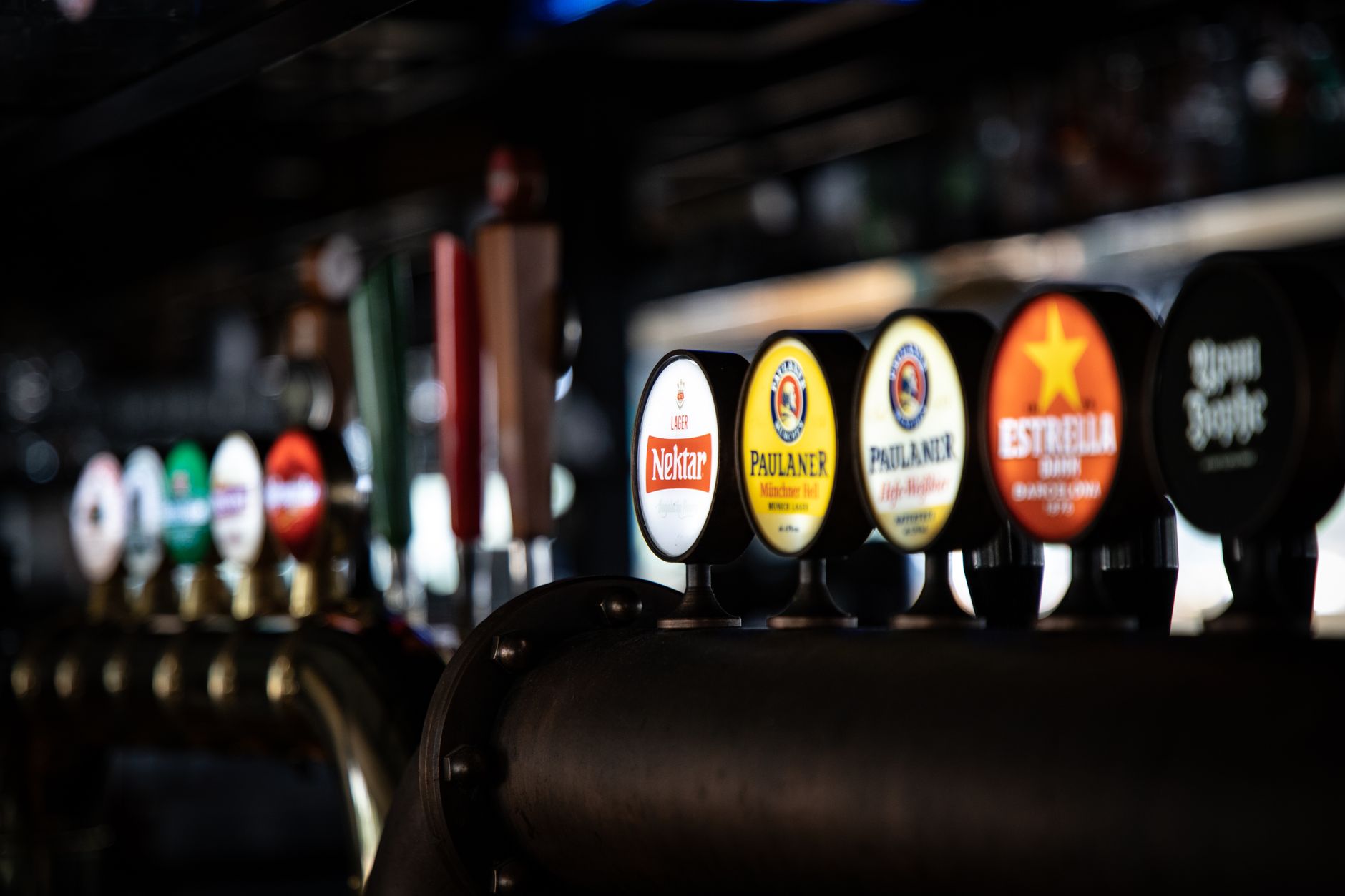 Tradiční anglický pub v Cambridge s dřevěným obložením a pivními pípami