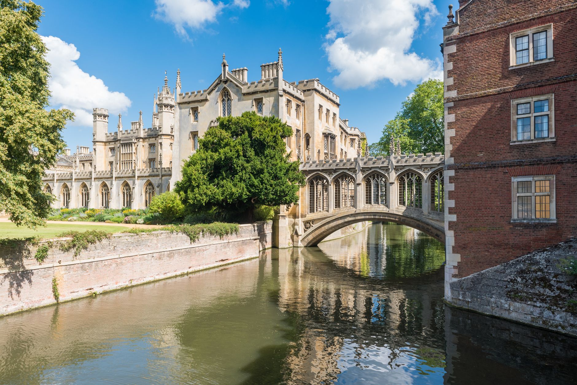 Kaple King's College Chapel v Cambridge a loďky pro punting na řece Cam