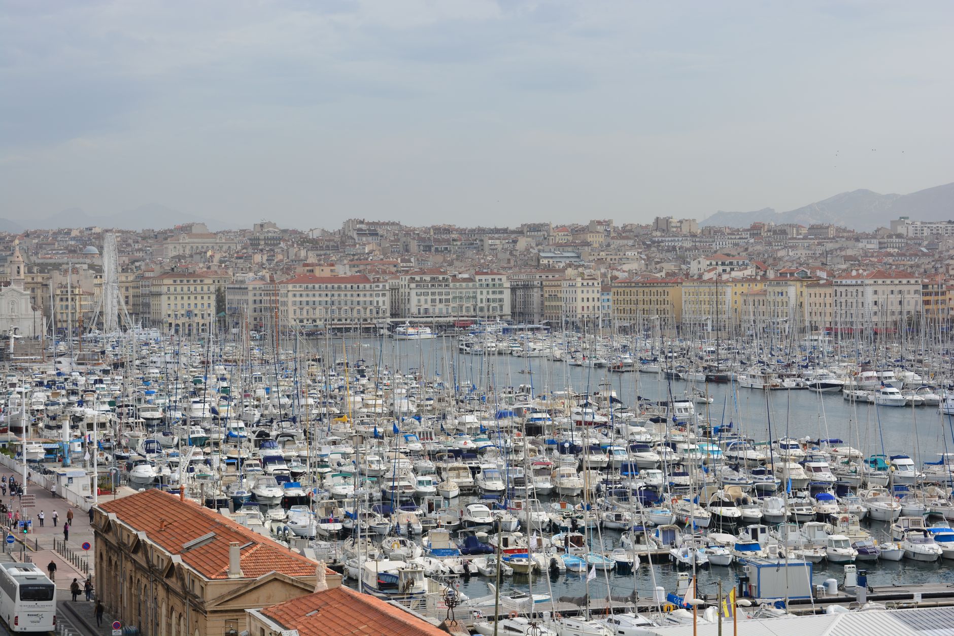 Jachty a lodě zakotvené ve starém přístavu Vieux Port v Cannes