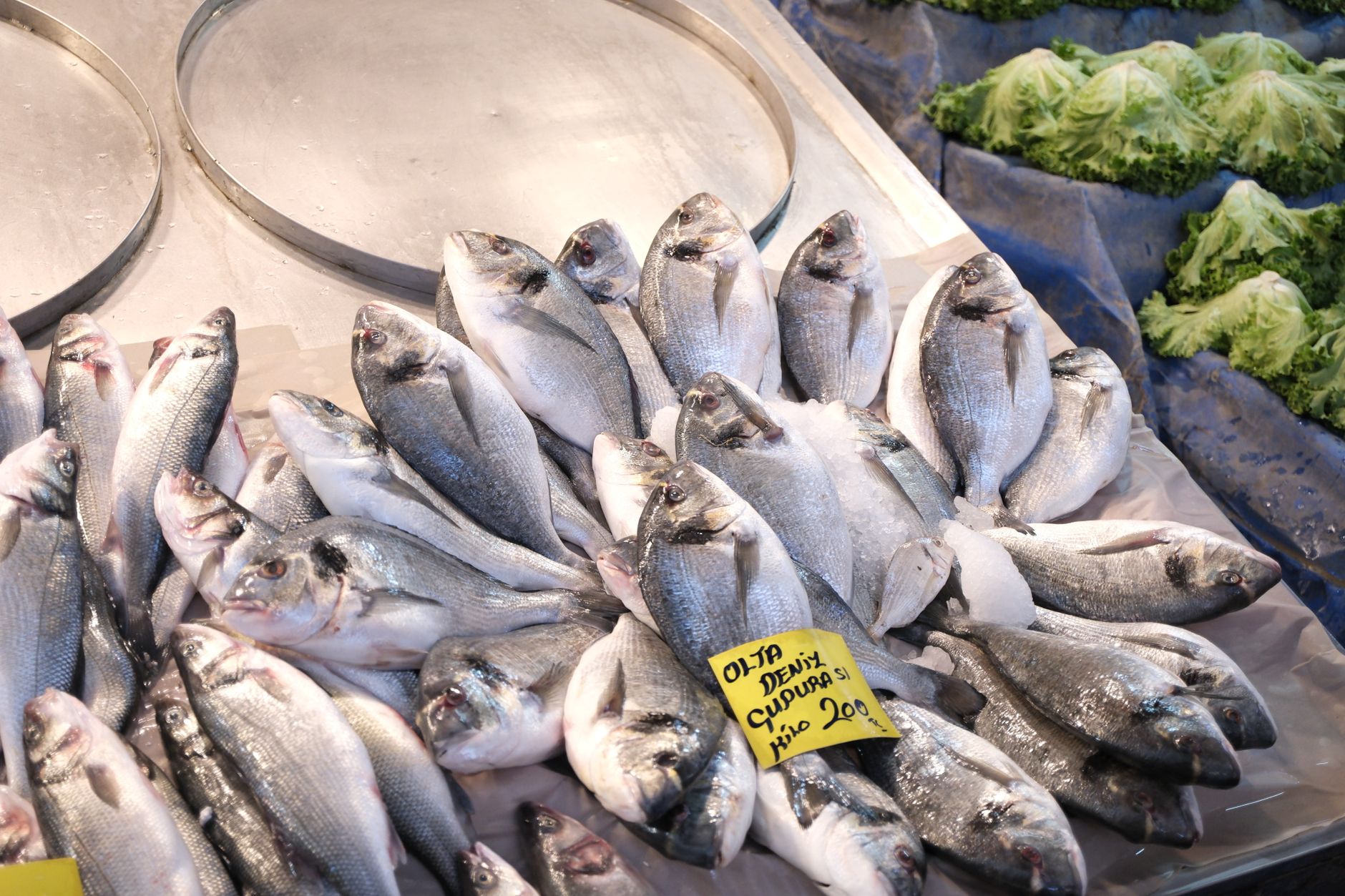 Stánky s čerstvými rybami, sýry a zeleninou na trhu Marché Forville v Cannes