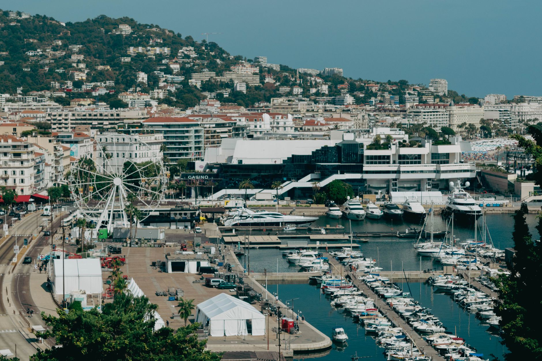 Panorama přístavu a promenády La Croisette v Cannes s jachtami a hotely podél pobřeží