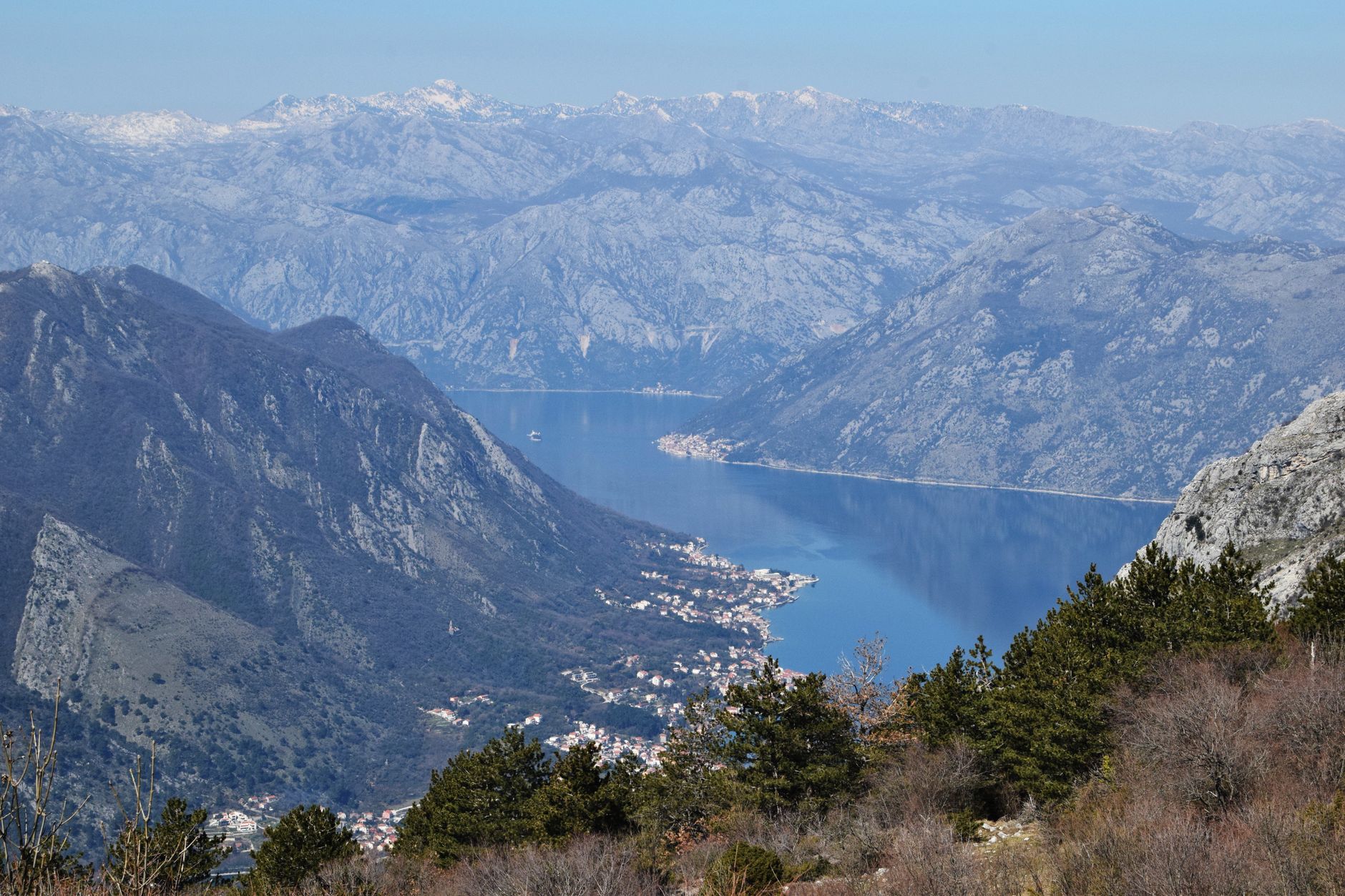 Pohled na Boku Kotorskou s městem Kotor a horami spadajícími přímo do moře v Černé Hoře