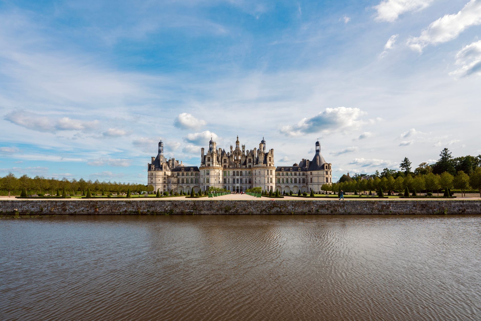 Renesanční zámek Chambord se symetrickými věžemi a lucernou nad střechou v údolí Loiry