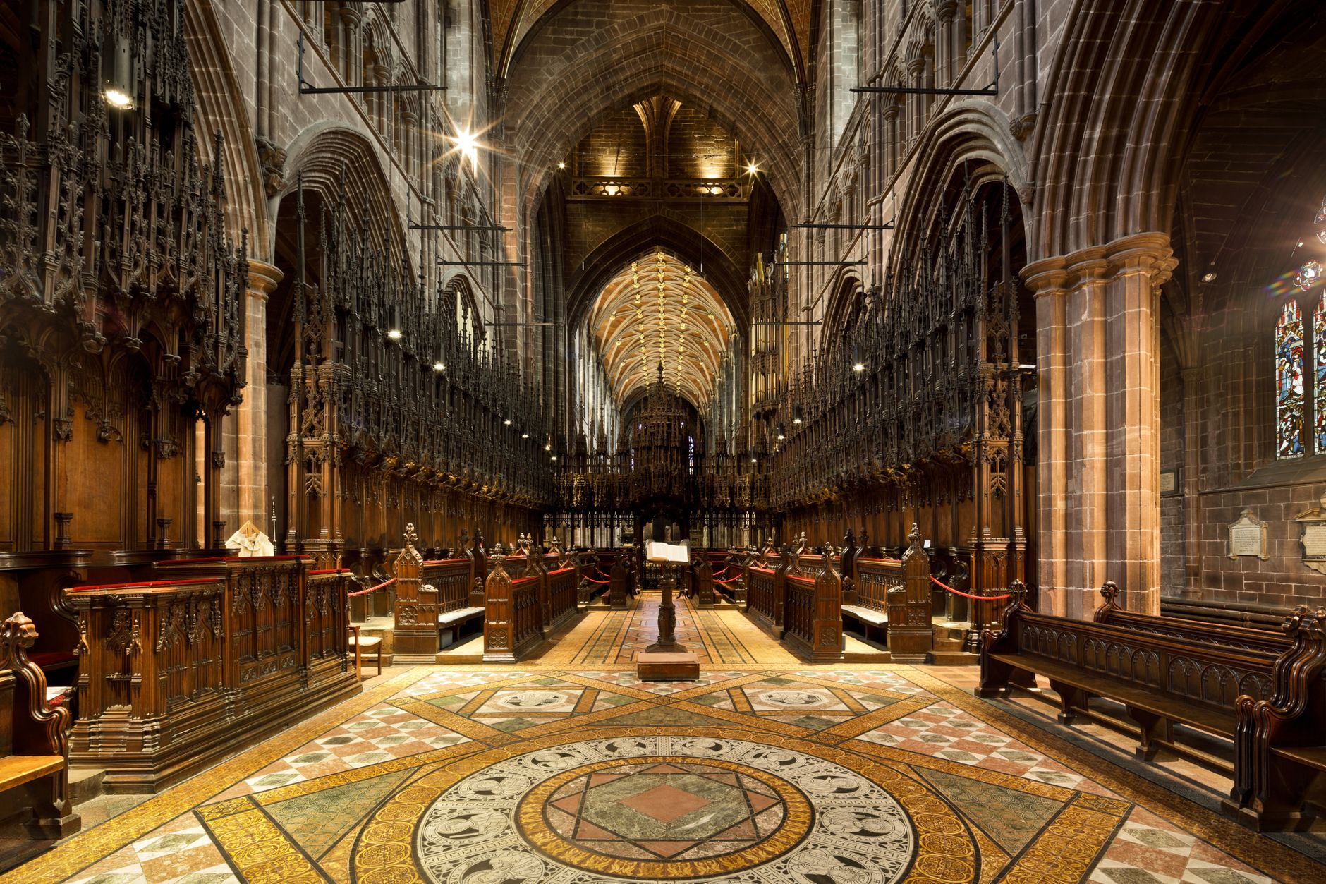 Gotická katedrála Chester Cathedral z červeného pískovce s klášterem v Anglii