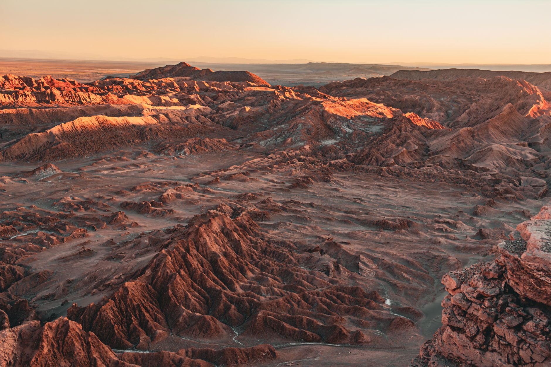 Měsíční údolí Valle de la Luna v poušti Atacama se solnými útvary za západu slunce
