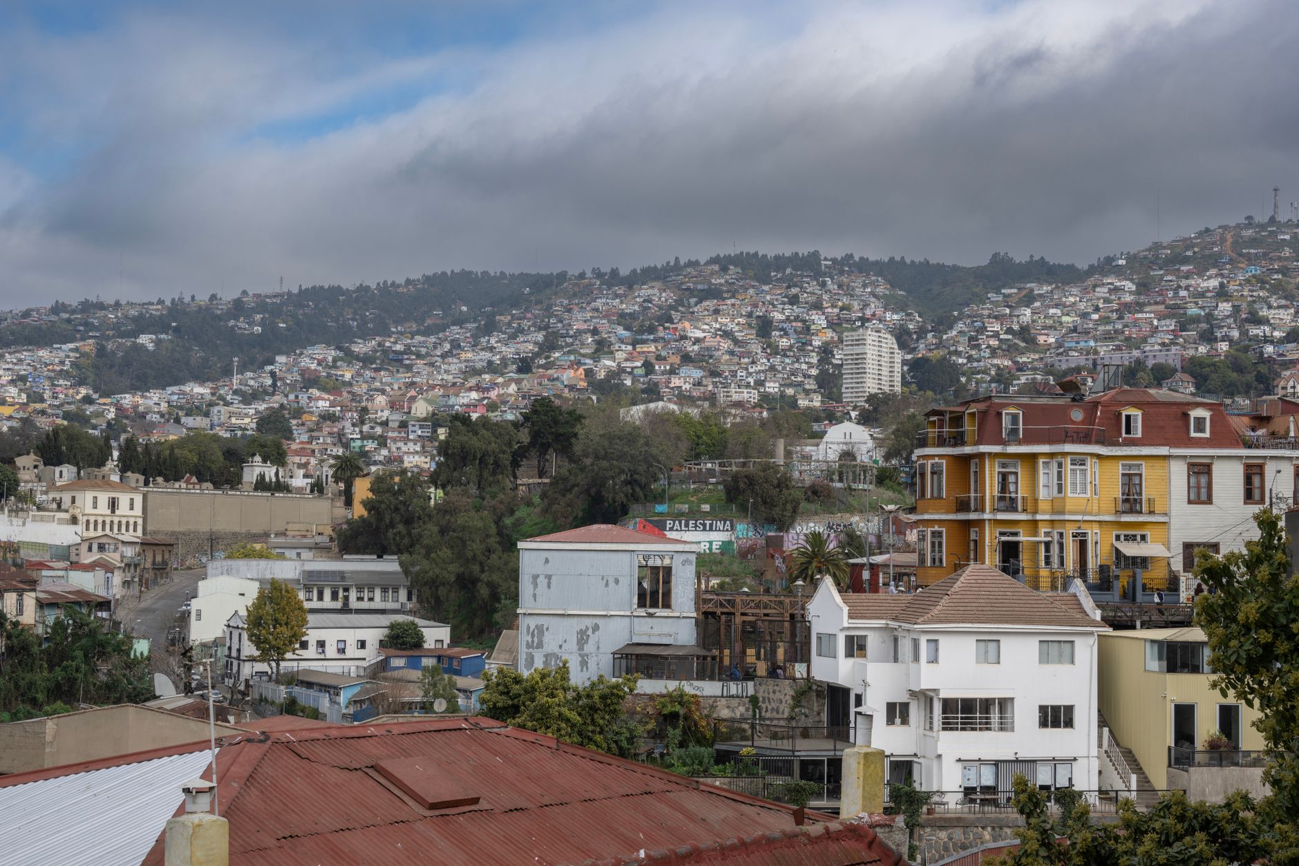 Barevné domy na strmém kopci v přístavním městě Valparaíso s historickou lanovkou