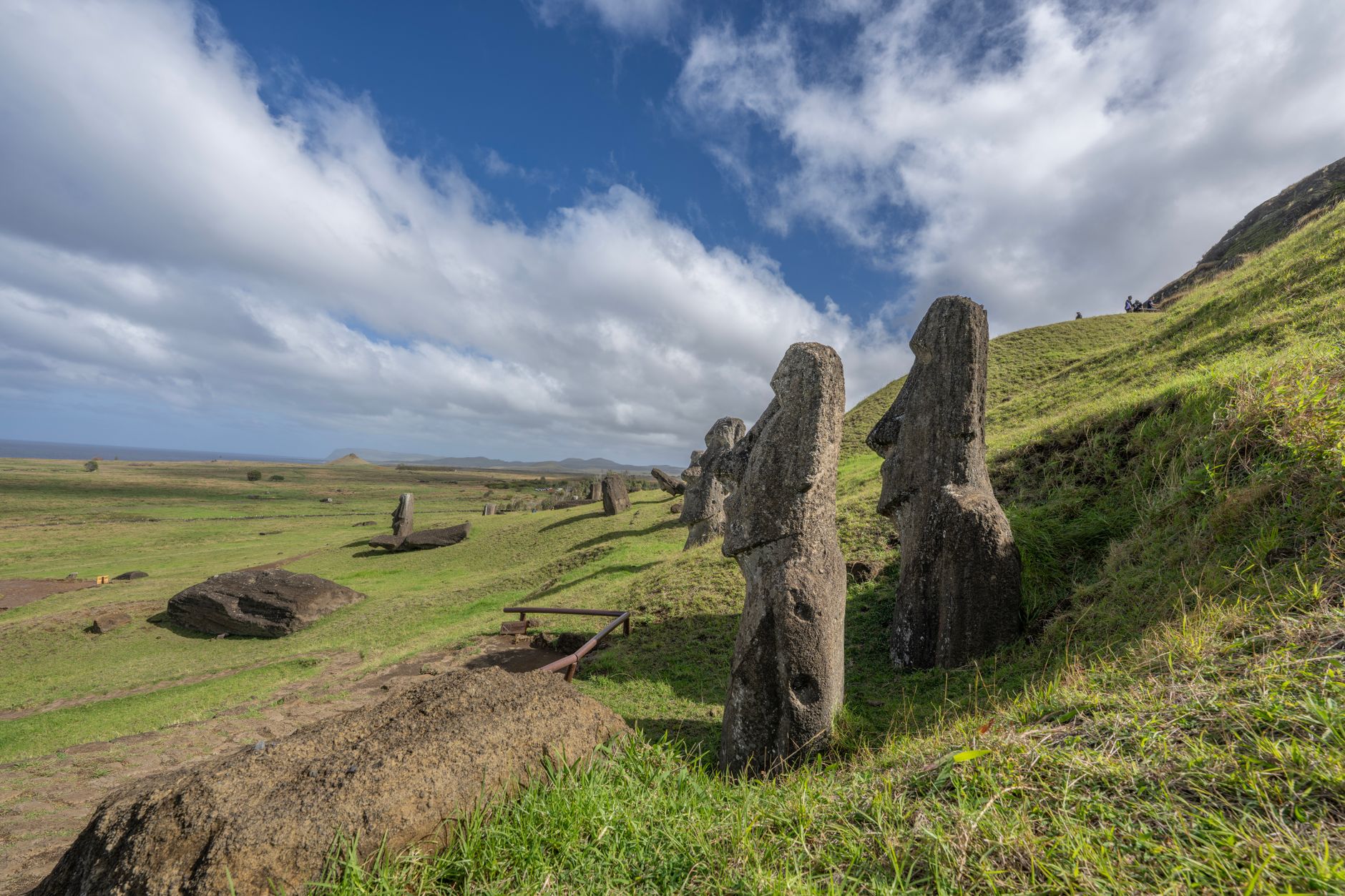 Kamenné sochy moai na Velikonočním ostrově Rapa Nui u pobřeží Tichého oceánu