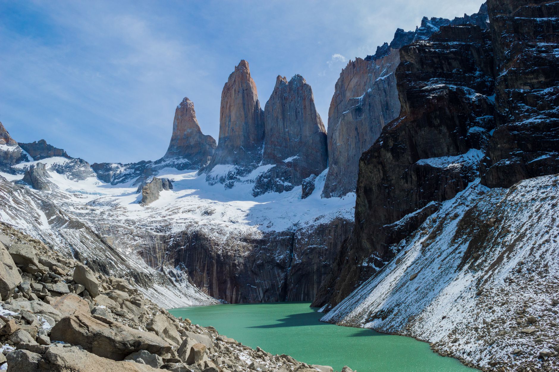 Žulové věže Torres del Paine nad tyrkysovým ledovcovým jezerem v chilské Patagonii
