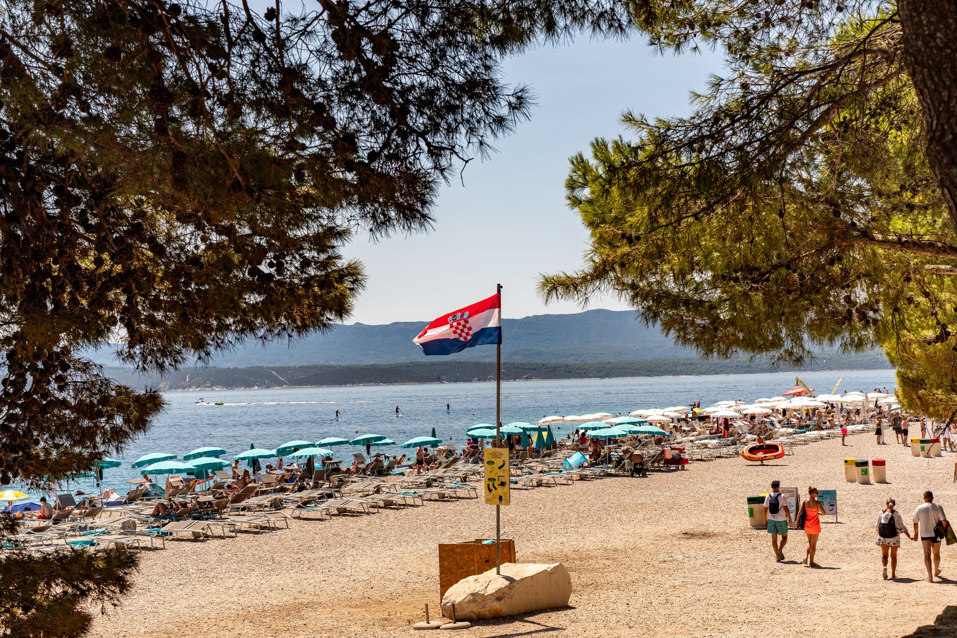 Pohled na pláž Zlatni rat na ostrově Brač s charakteristickým výběžkem do tyrkysového moře