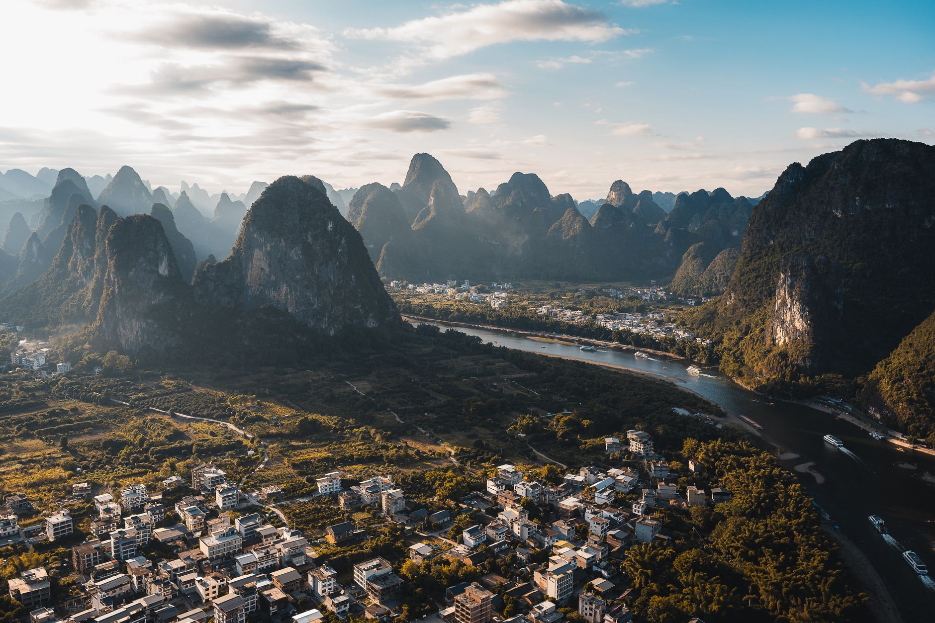 Krasové homolovité kopce nad zatáčející řekou Li u Yangshuo v jižní Číně
