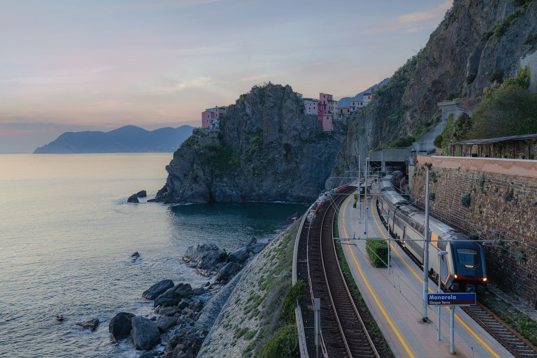 Barevné fasády rybářských domů a malý přístav ve vesnici Vernazza v Cinque Terre