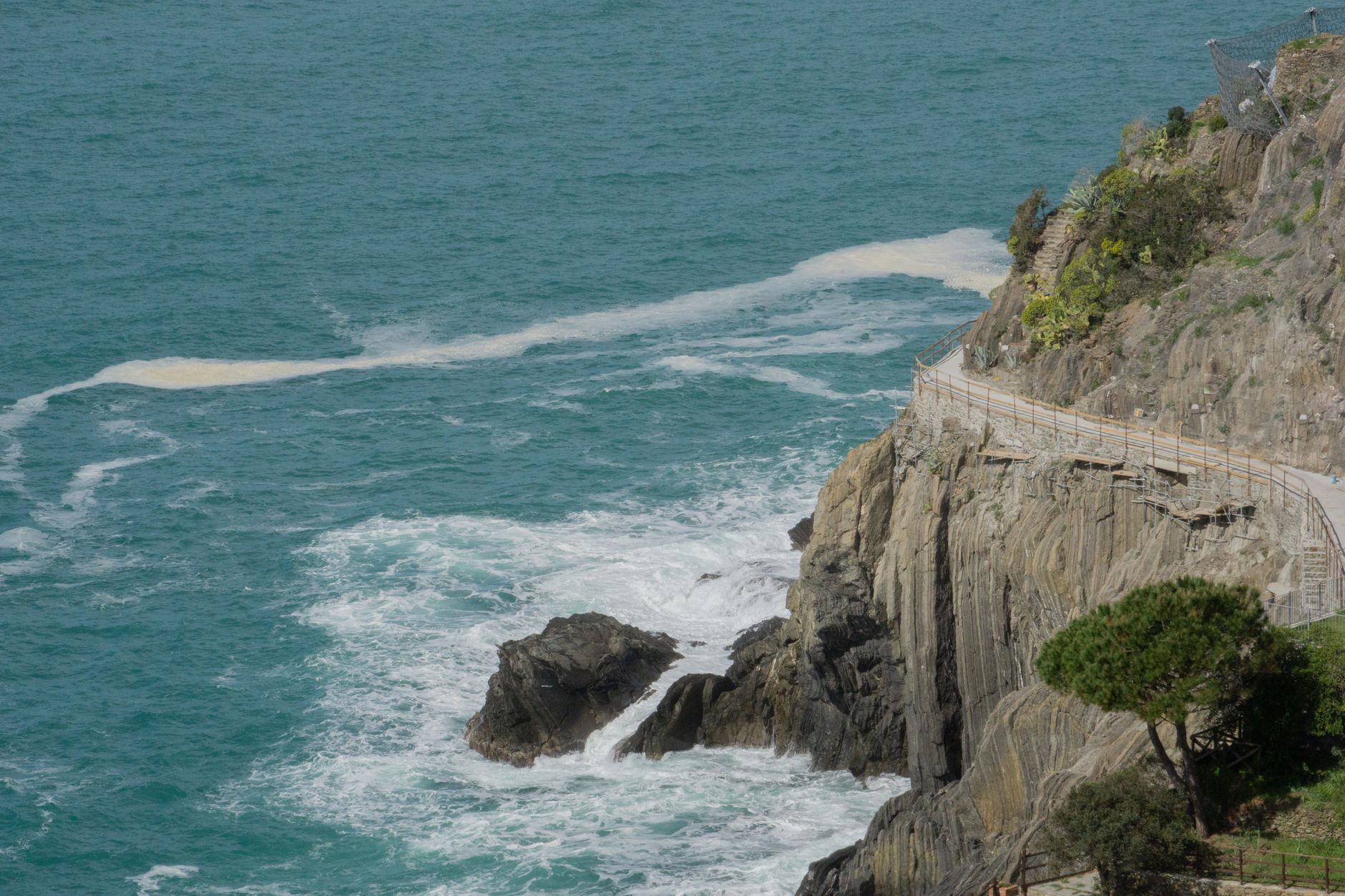 Terasovité vinice s kamennými zídkami spadající ke strmému pobřeží Cinque Terre