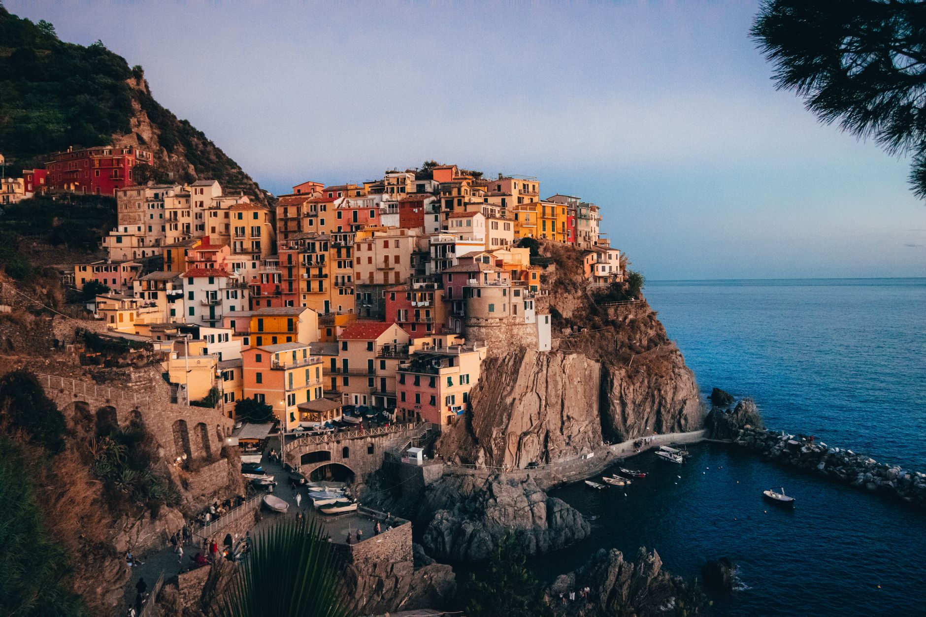 Barevné domky vesnice Manarola na skalním ostrohu nad mořem v Cinque Terre
