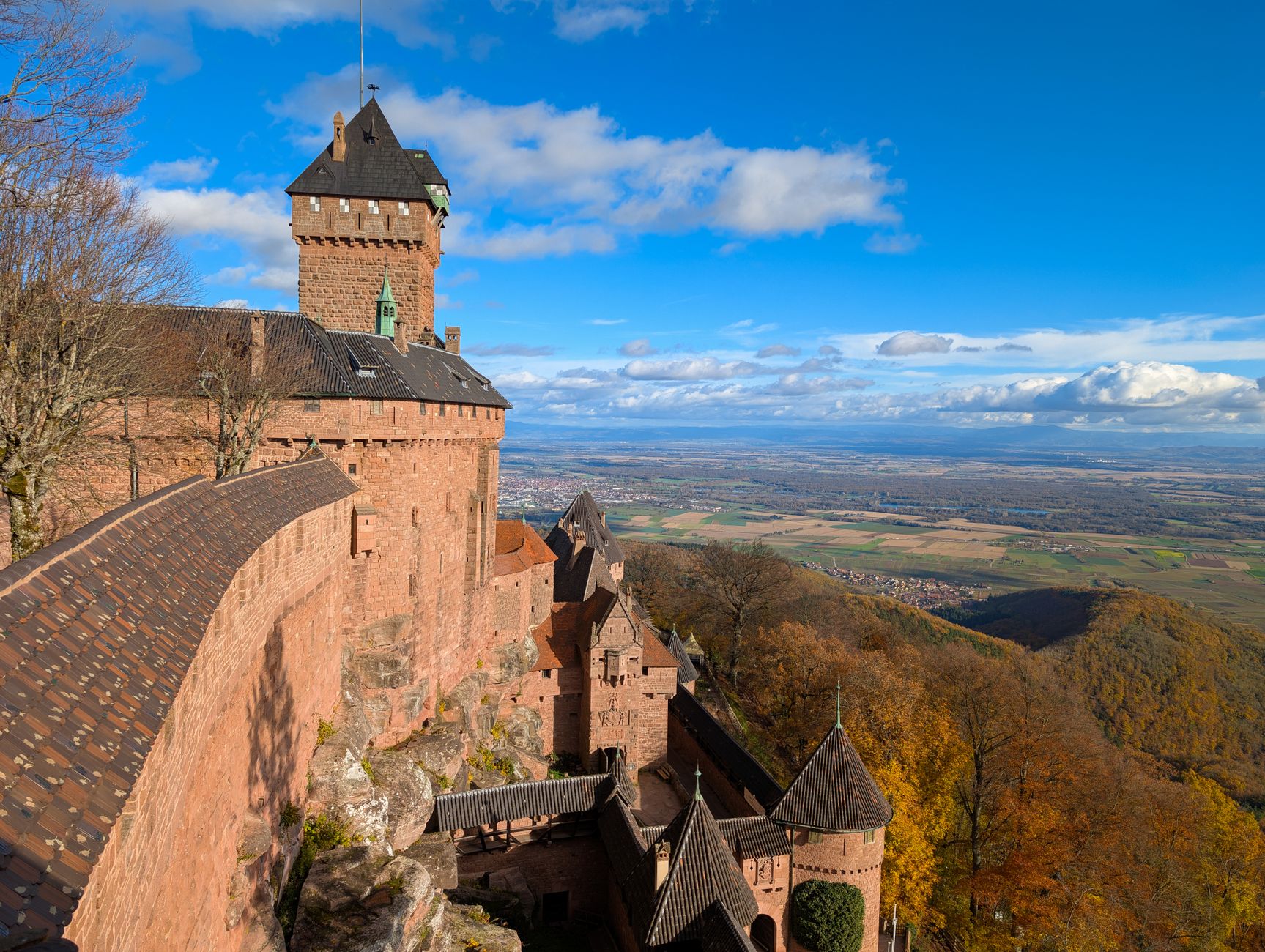 Středověký hrad Haut-Koenigsbourg na zalesněném kopci nad alsaskou krajinou