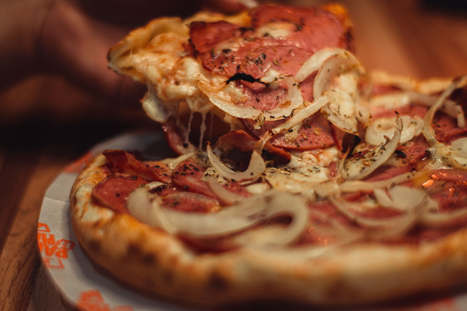 Tarte flambée s cibulí a slaninou na dřevěném prkénku, alsaská specialita