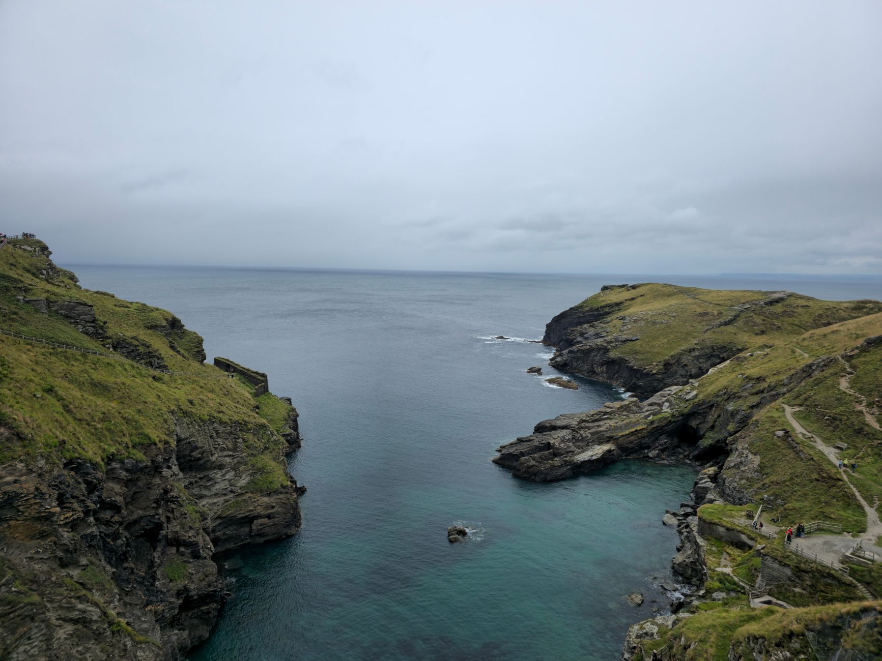 Pobřežní stezka South West Coast Path vedoucí podél zelených útesů a moře v Cornwallu