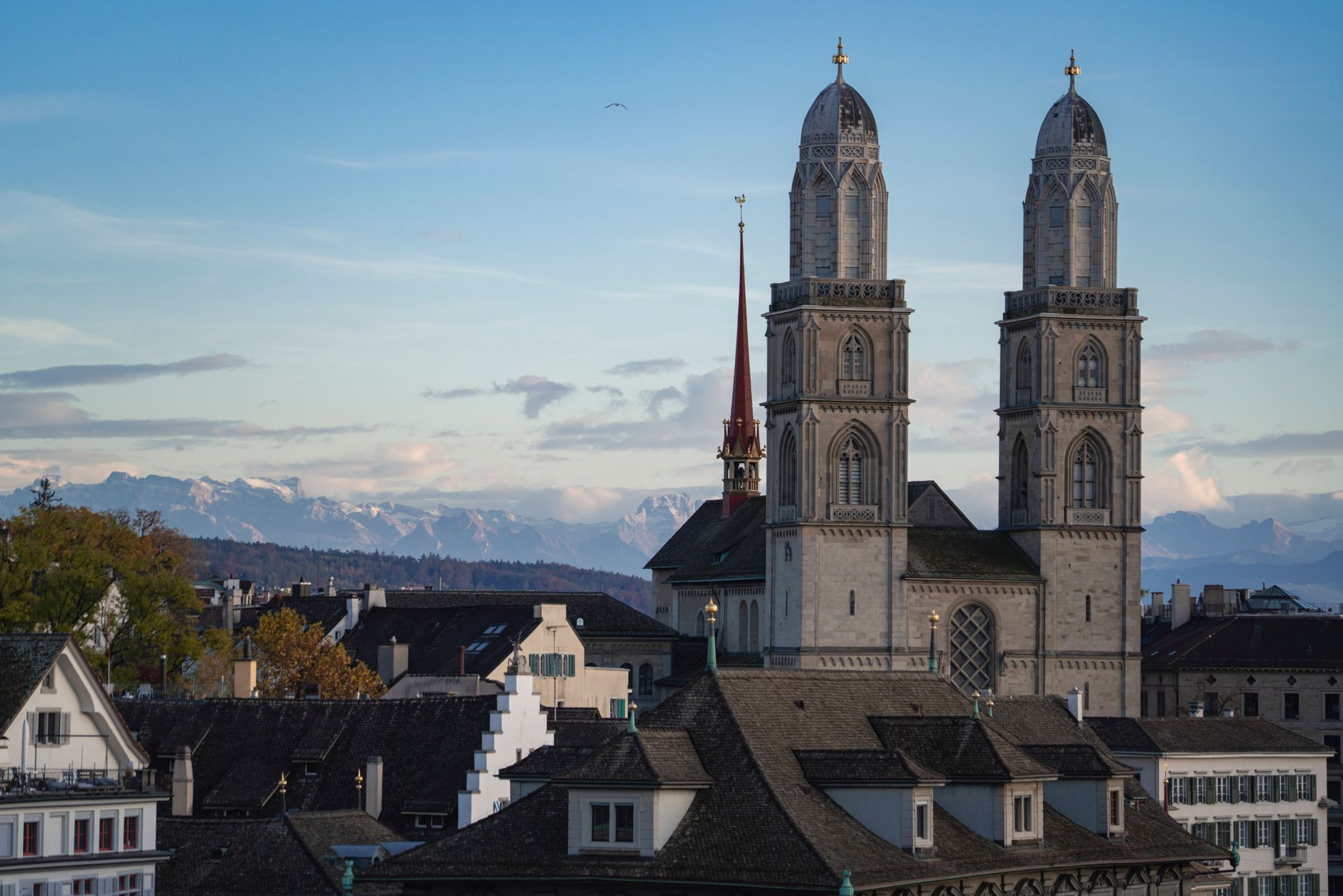 Dvojvěžový kostel Grossmünster na břehu řeky Limmat v Curychu