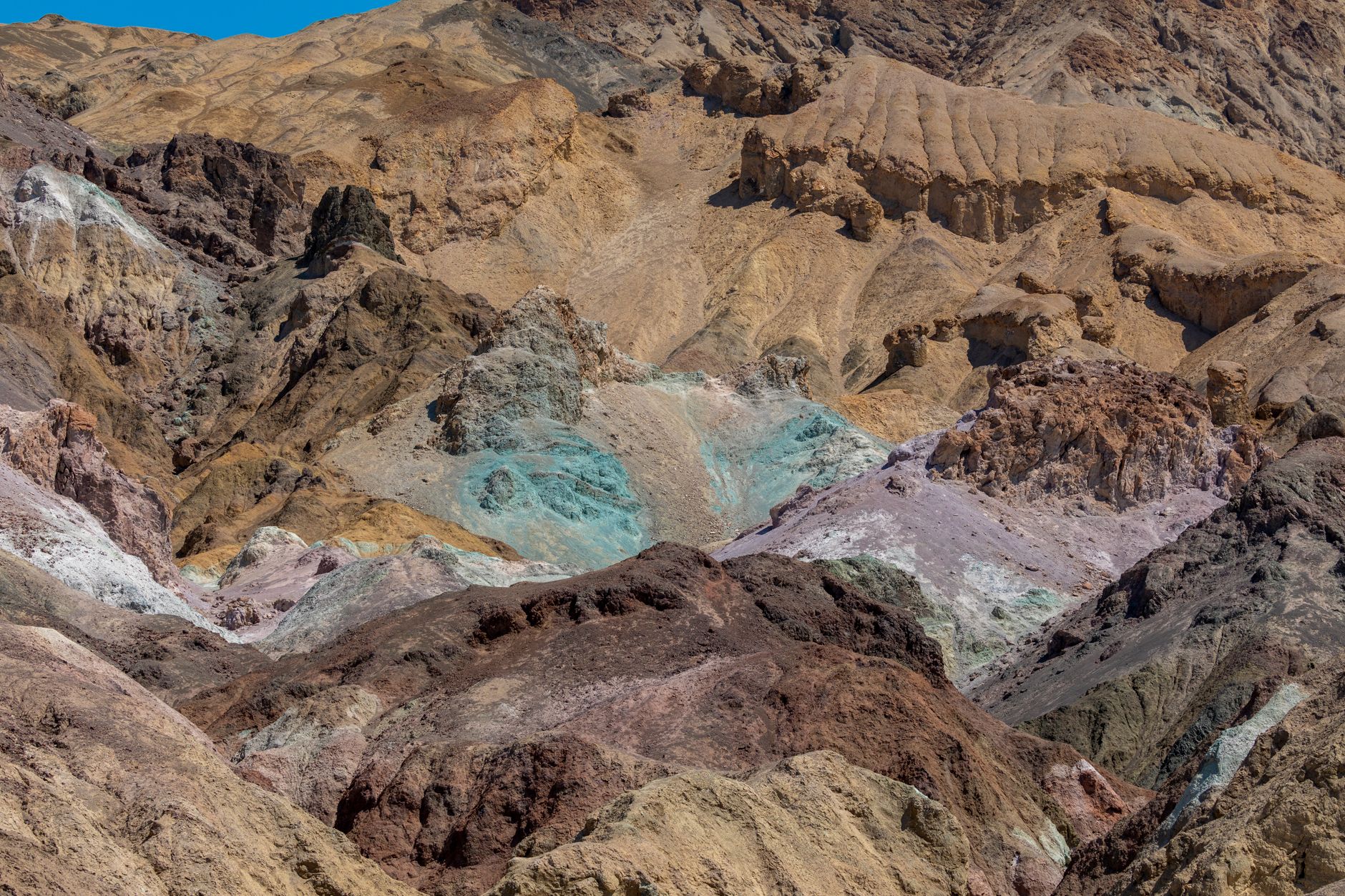 Stráně zbarvené do růžova, zelena a fialova v lokalitě Artists Palette v Death Valley
