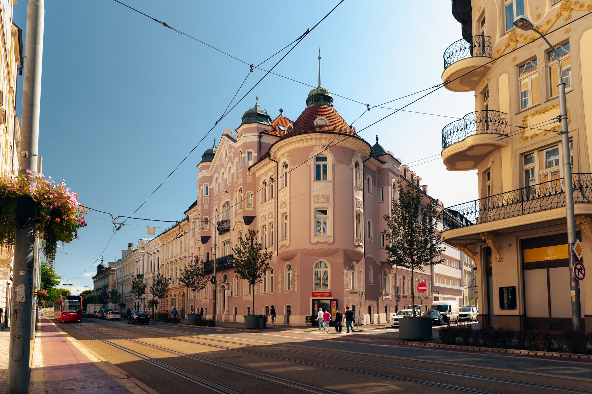 Hlavní třída Piac utca v Debrecínu s historickými fasádami a tramvajovou tratí