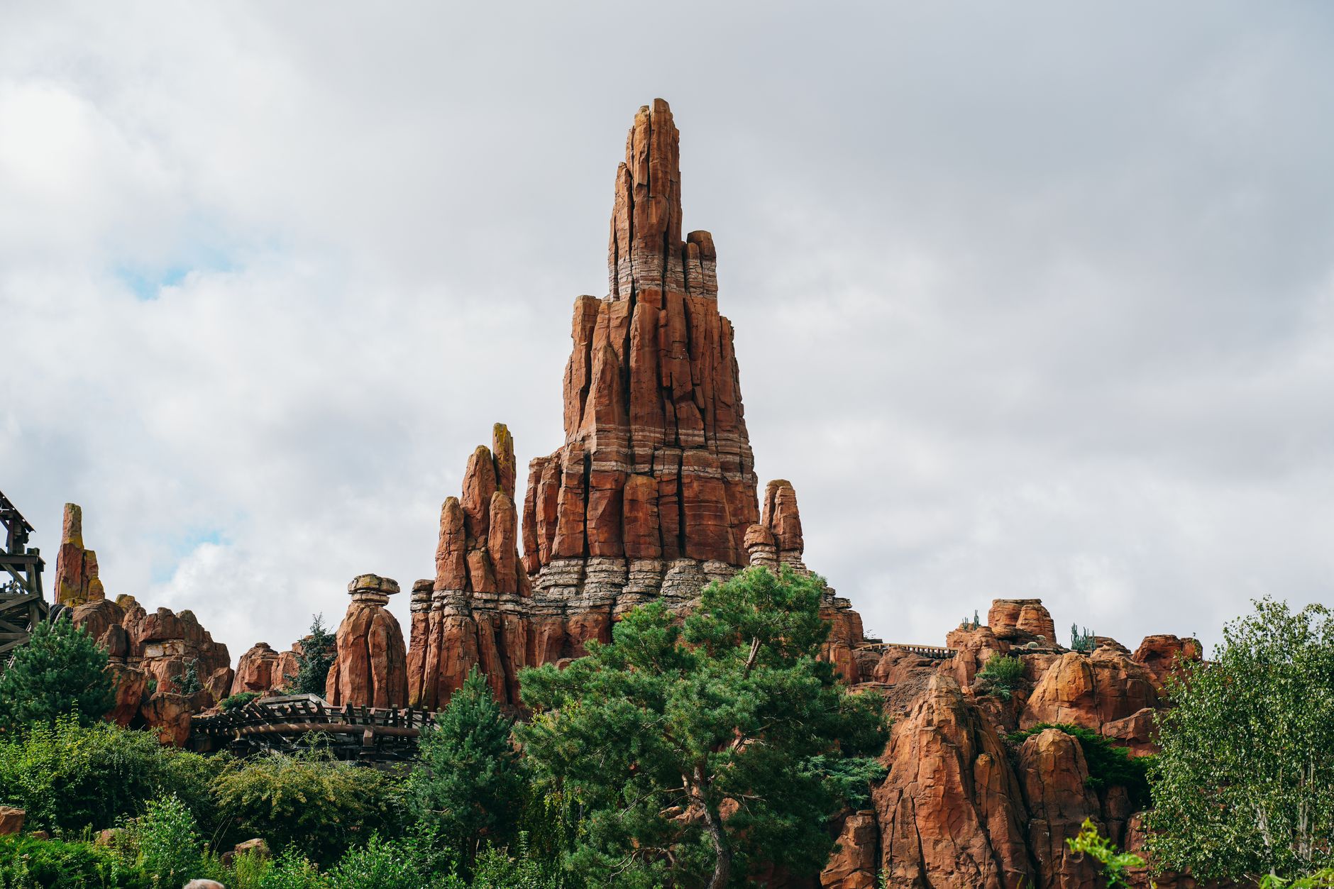 Horská dráha Big Thunder Mountain na skalnatém ostrově ve Frontierlandu v Disneylandu Paříž