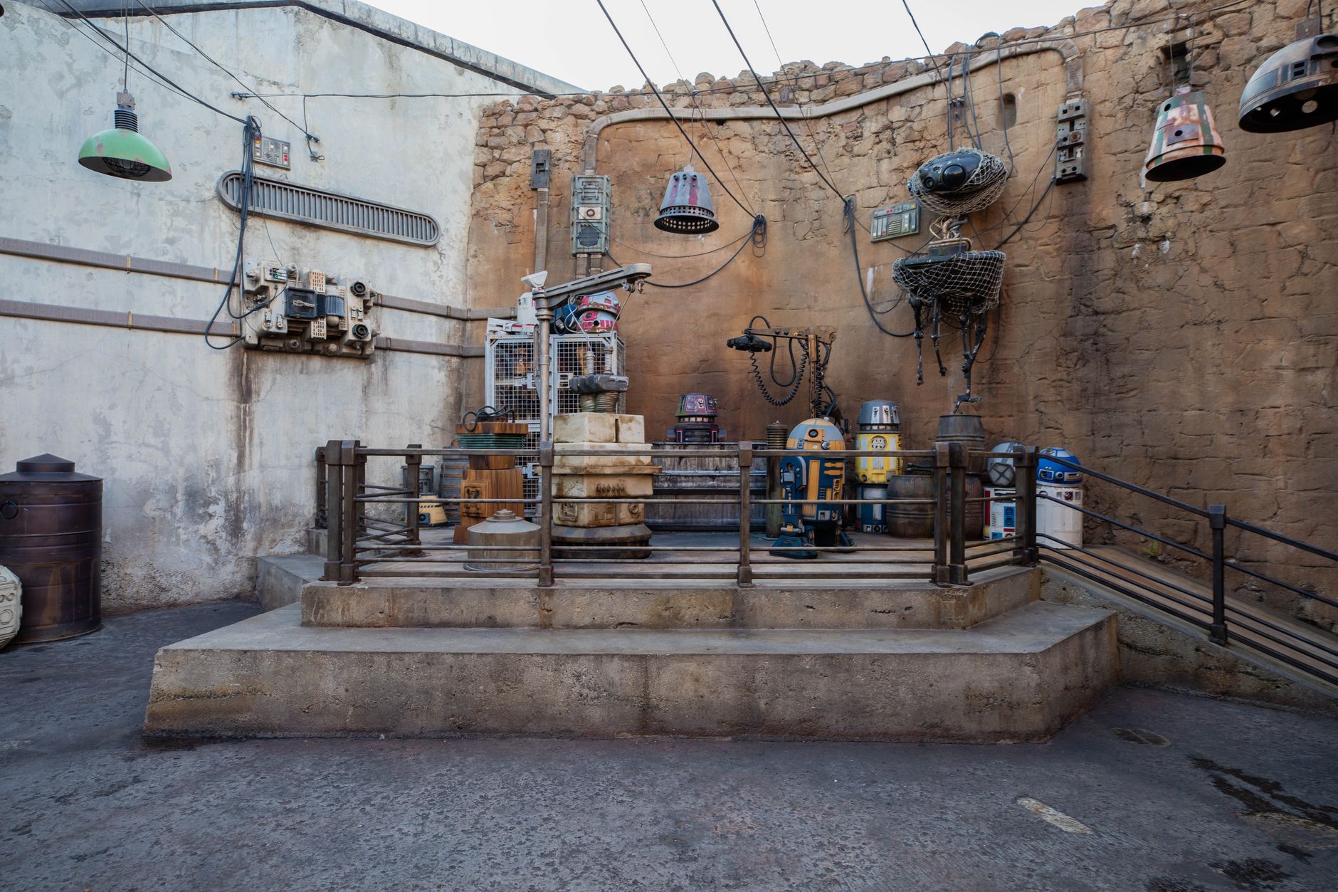 Tematická budova ve Walt Disney Studios Park v Disneylandu Paříž s filmovou výzdobou