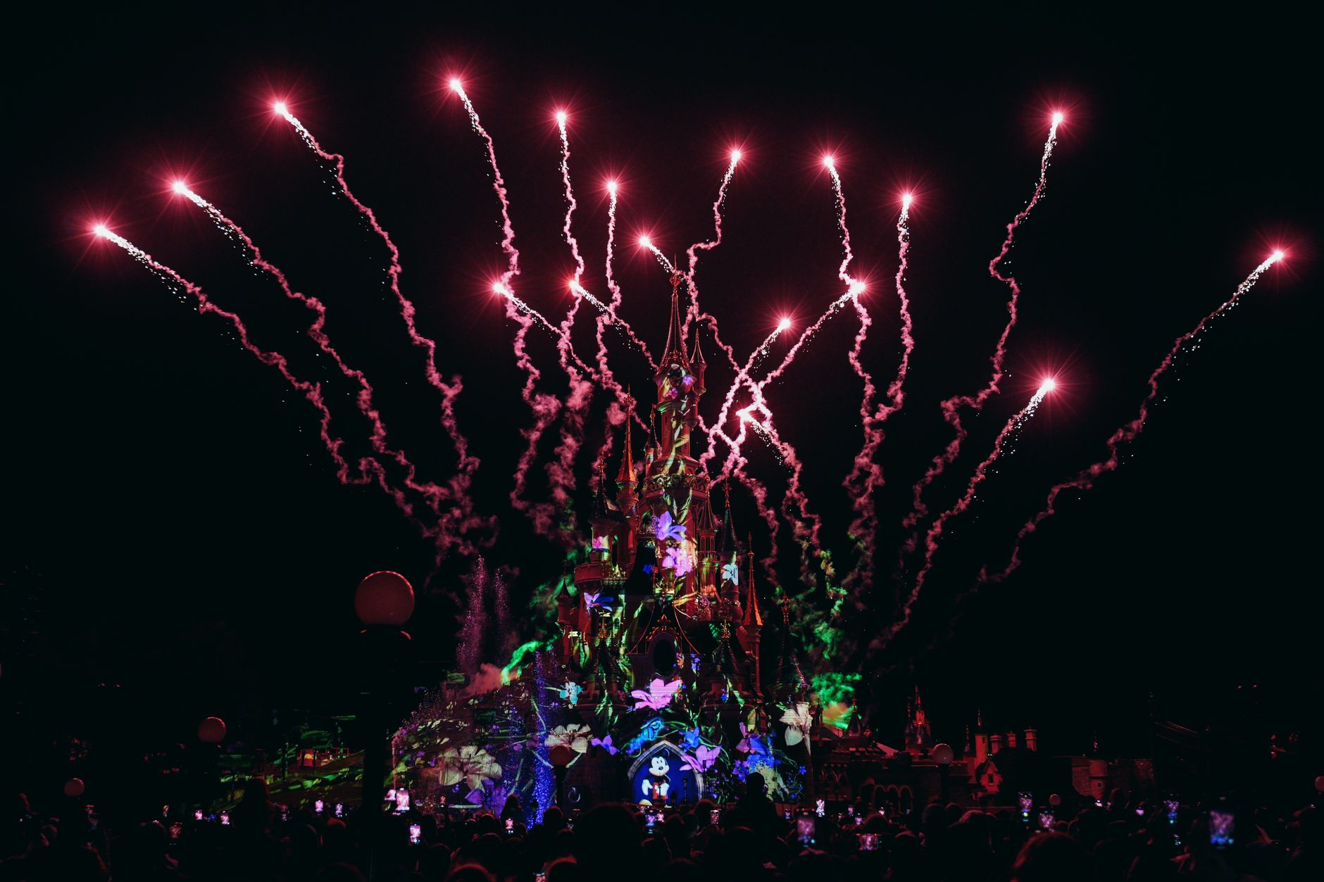 Večerní světelná projekce a ohňostroj nad zámkem v Disneylandu Paříž