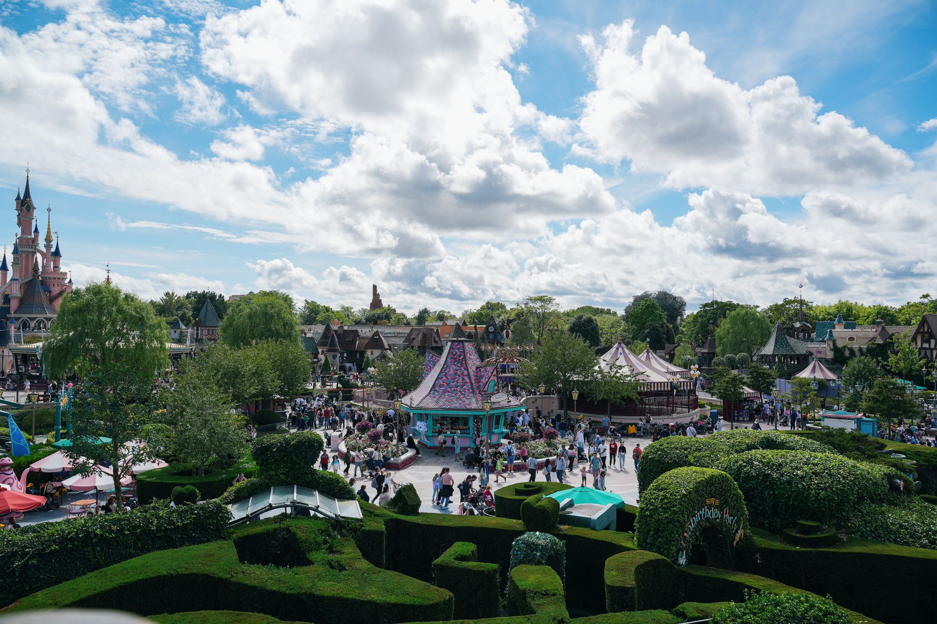 Zámek Šípkové Růženky v Disneylandu Paříž na konci hlavní třídy Main Street za slunečného dne