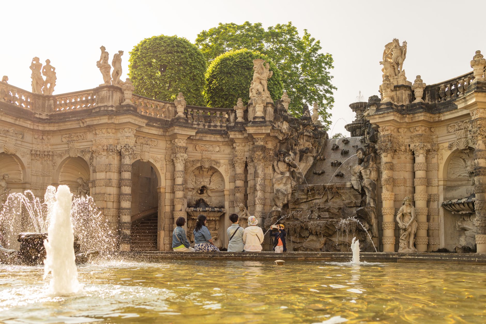 Barokní nádvoří paláce Zwinger v Drážďanech s fontánami a ozdobnými branami