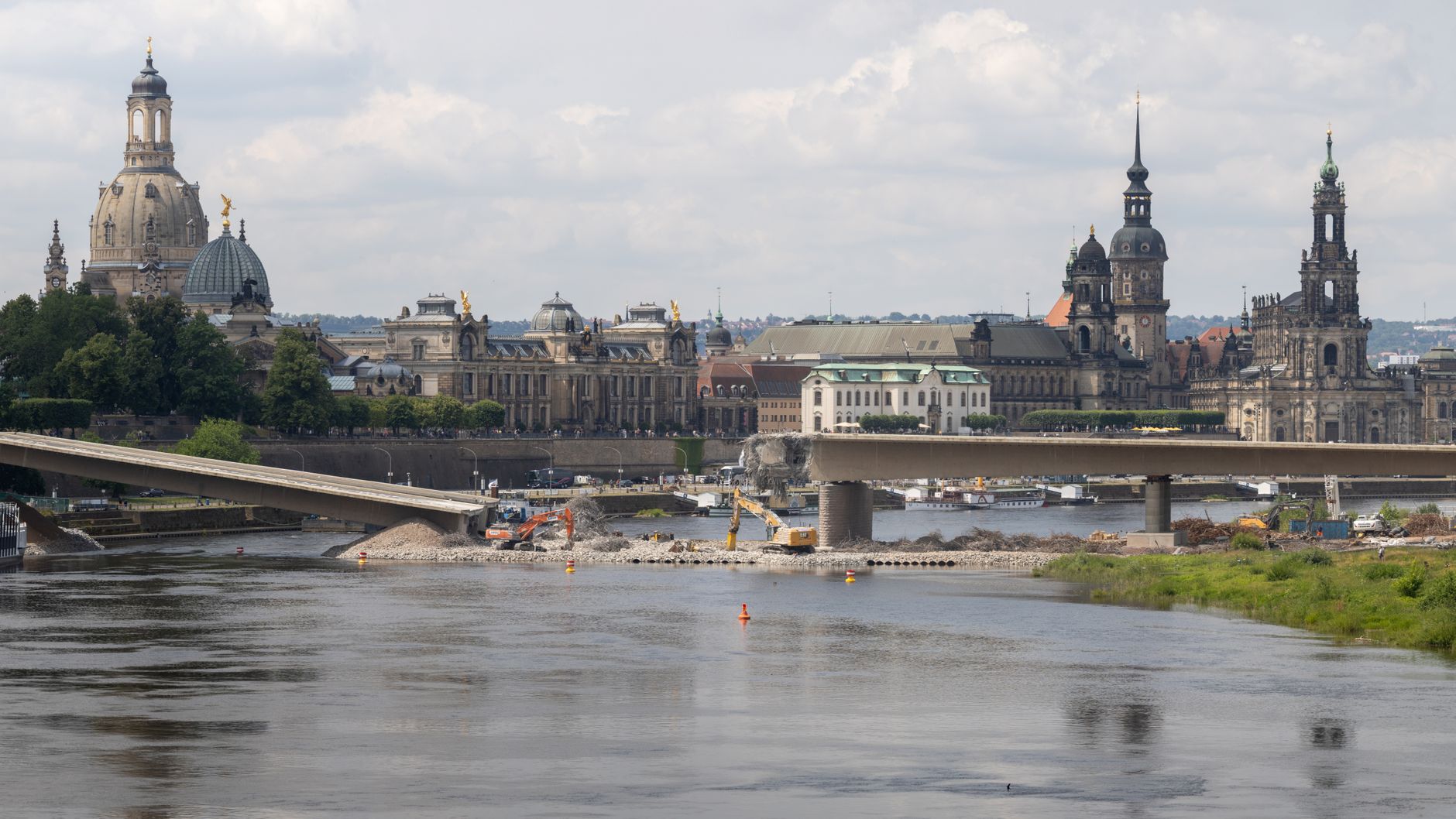 Panorama starého města Drážďan s Frauenkirche a věžemi nad řekou Labe za soumraku