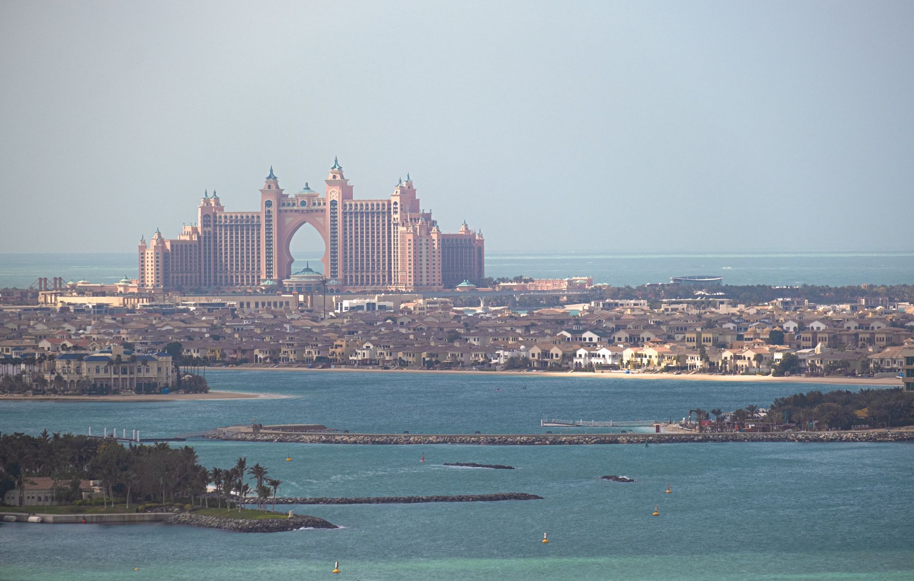 Umělý ostrov Palm Jumeirah z výšky s luxusními hotely a tyrkysovým mořem v Dubaji