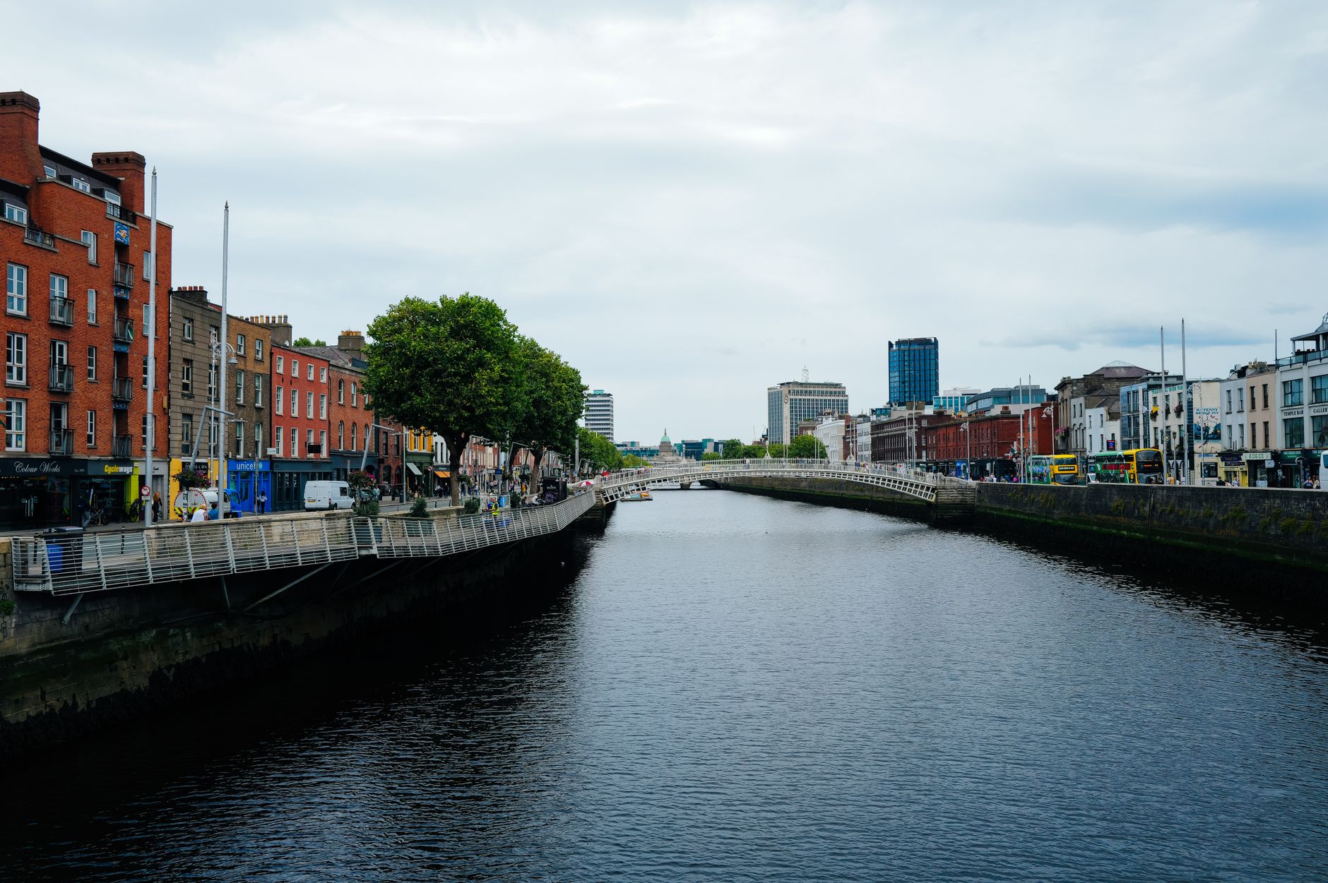 Barevné georgiánské domy s tradičními dveřmi a most přes řeku Liffey v centru Dublinu
