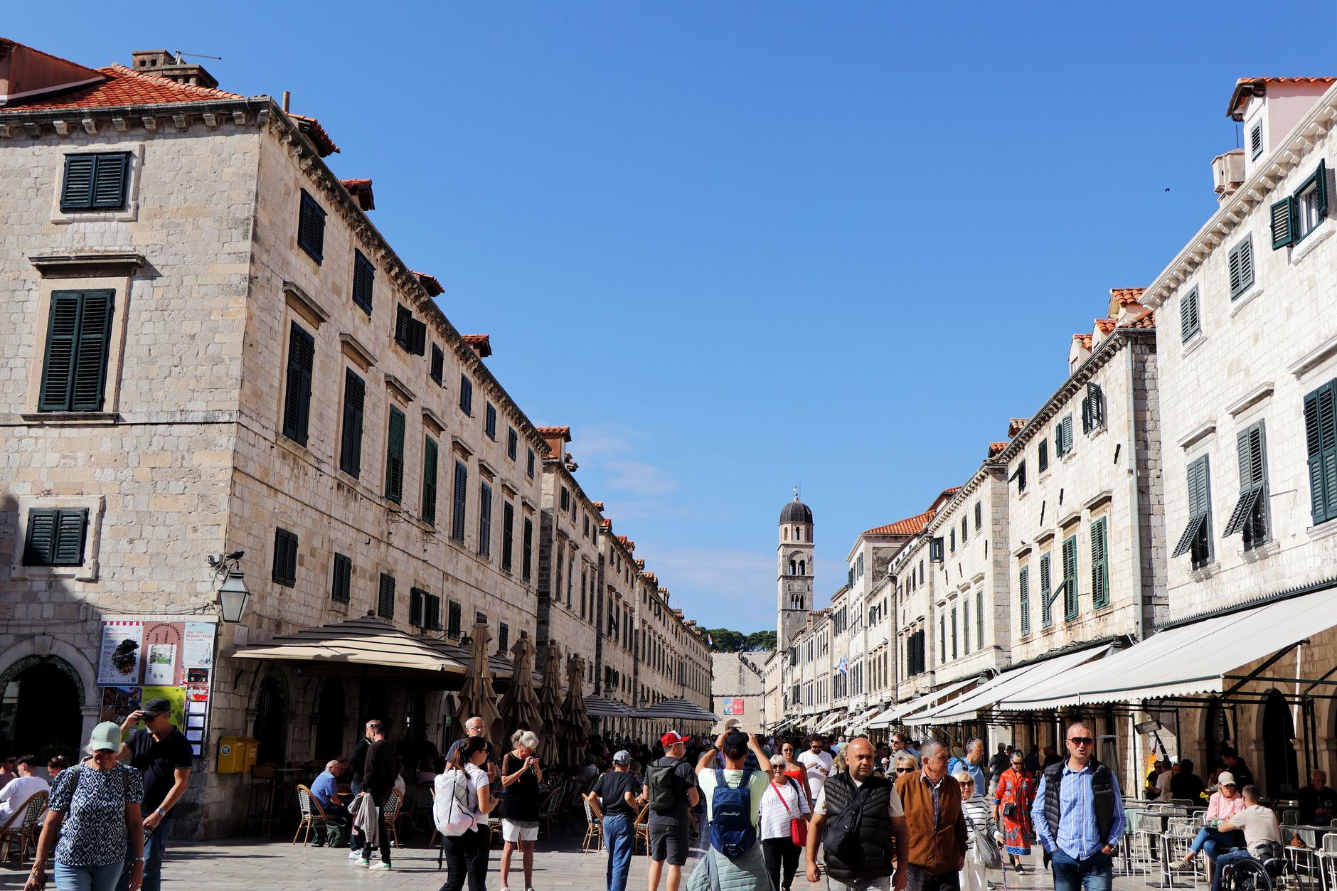 Hlavní třída Stradun v Dubrovníku s vyleštěnou kamennou dlažbou a historickými domy