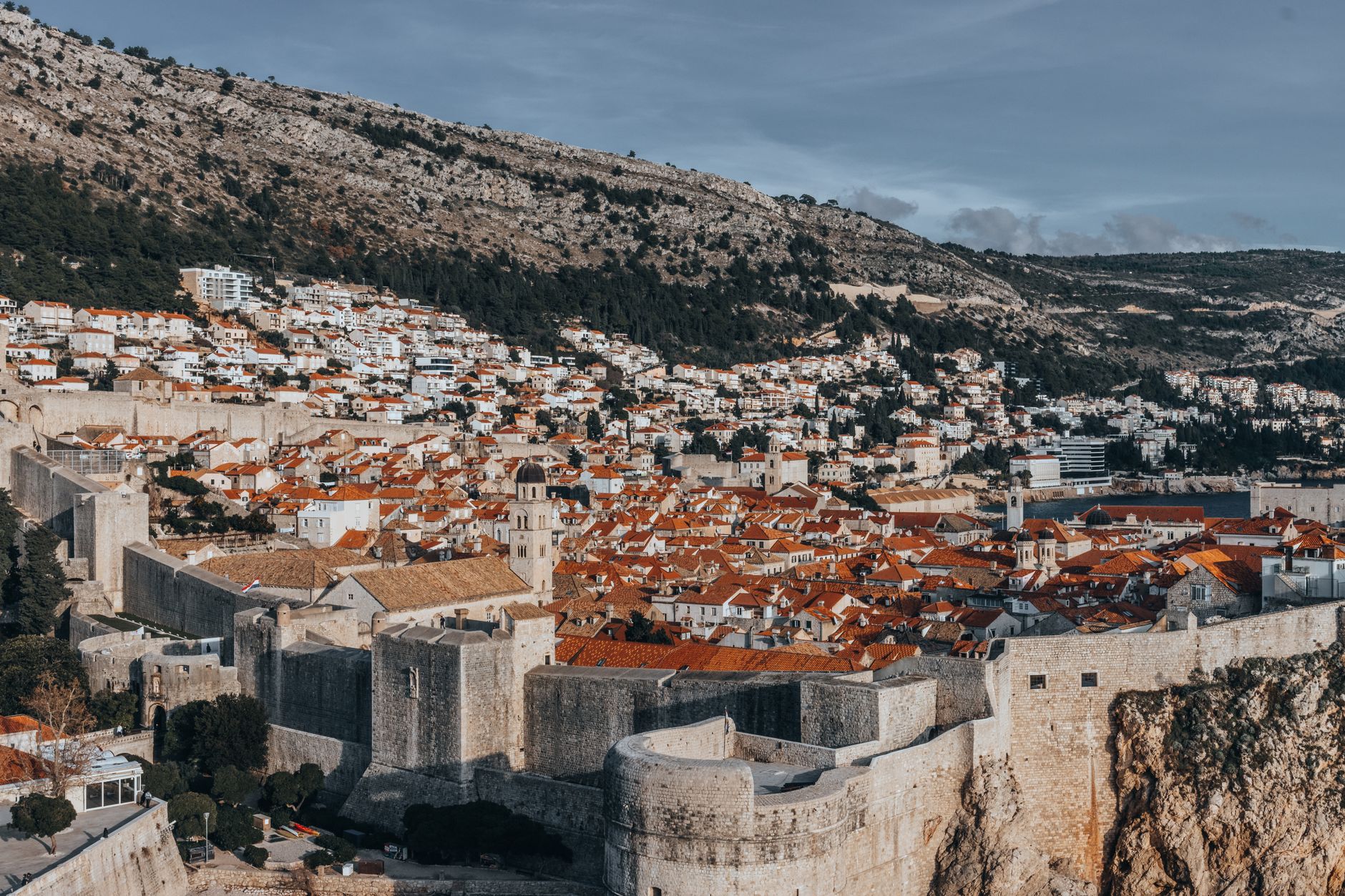 Pohled z městských hradeb Dubrovníku na červené střechy starého města a Jaderské moře