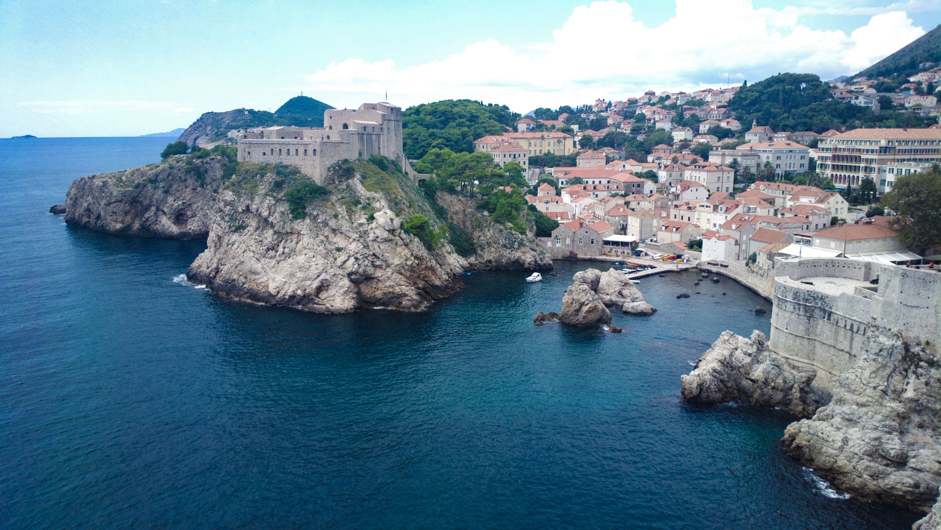 Skalnatá pevnost Lovrijenac na útesu nad mořem před hradbami Dubrovníku