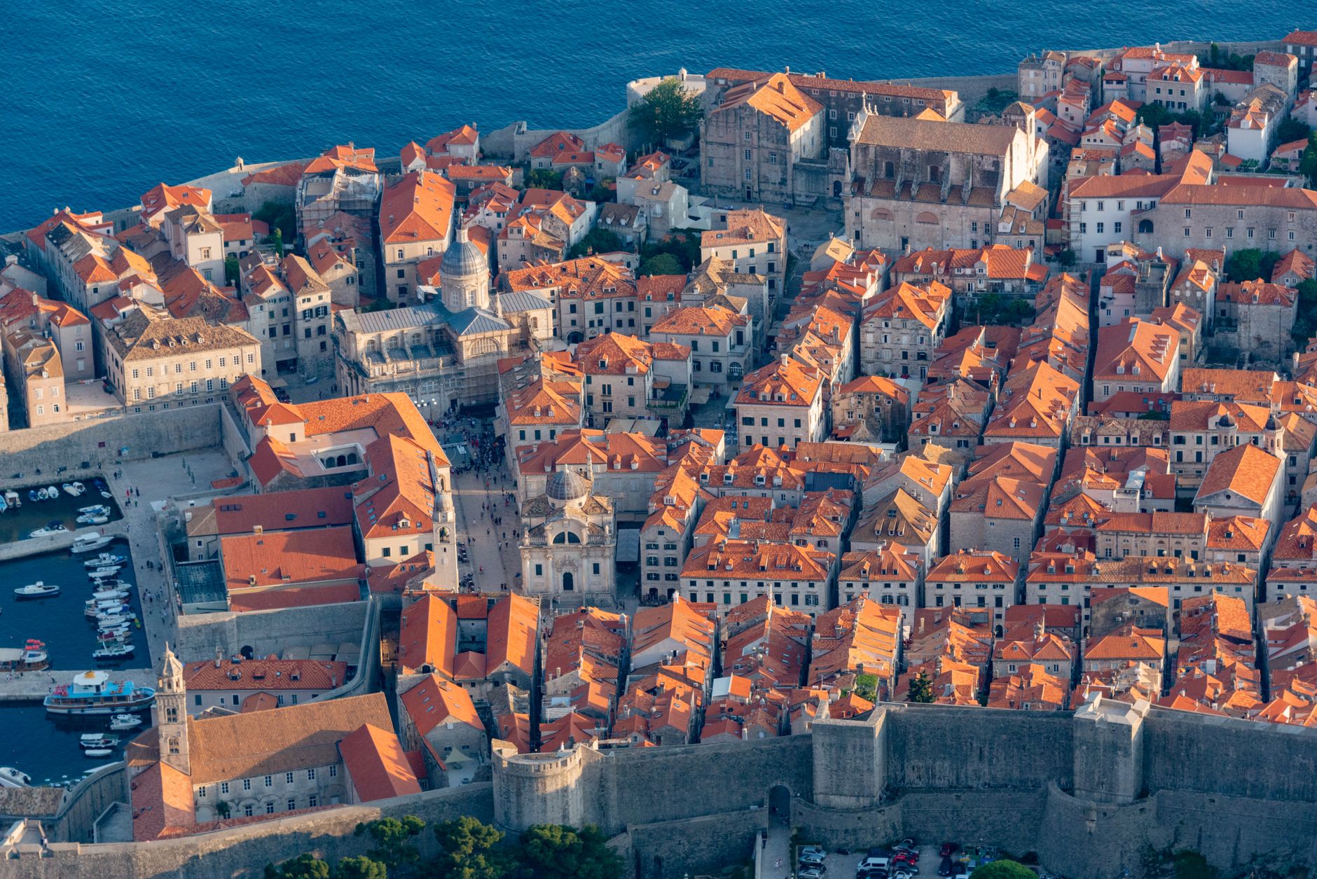 Panorama starého města Dubrovníku s červenými střechami a městskými hradbami u Jaderského moře