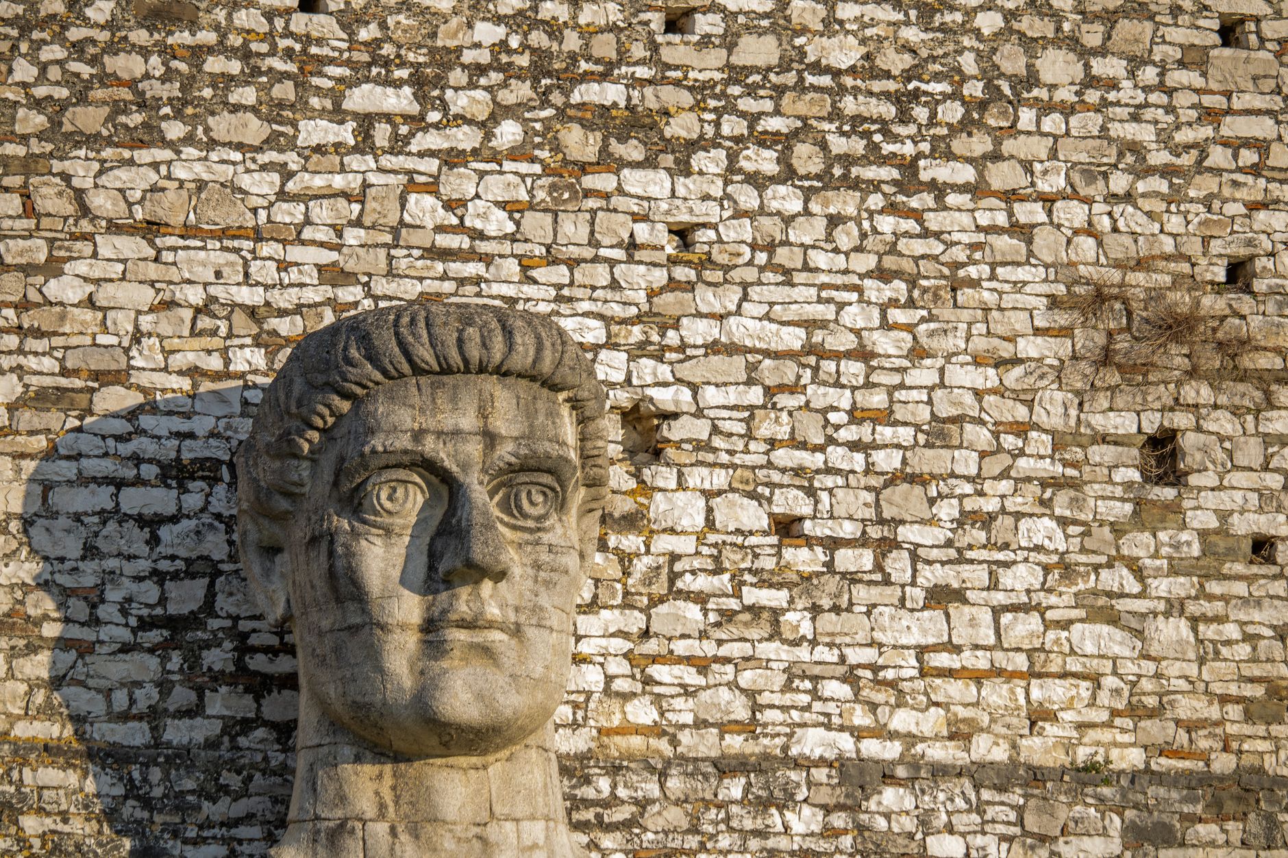 Kamenná benátská kulatá věž a zbytky byzantských hradeb v centru Durrësu