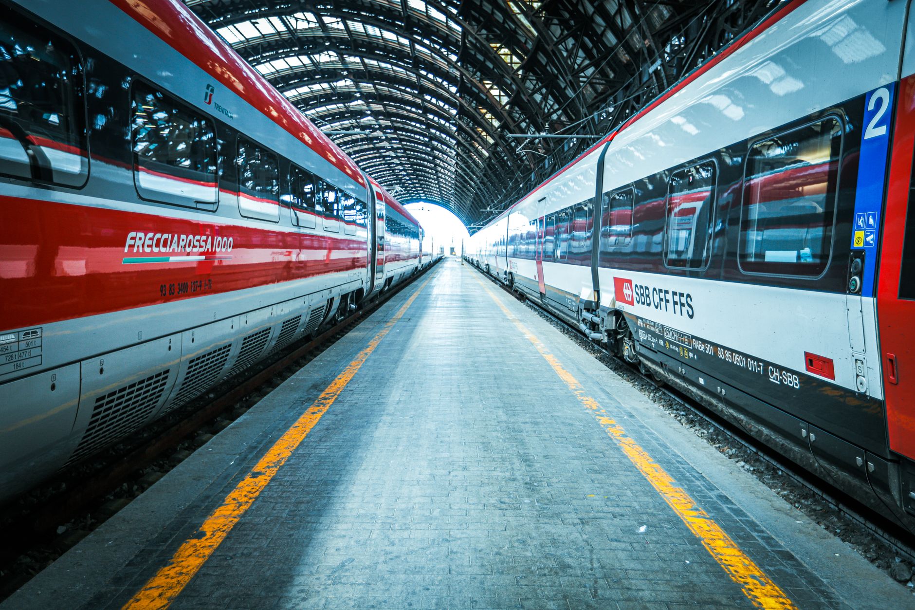 Vysokorychlostní vlak Frecciarossa stojící u nástupiště italského nádraží